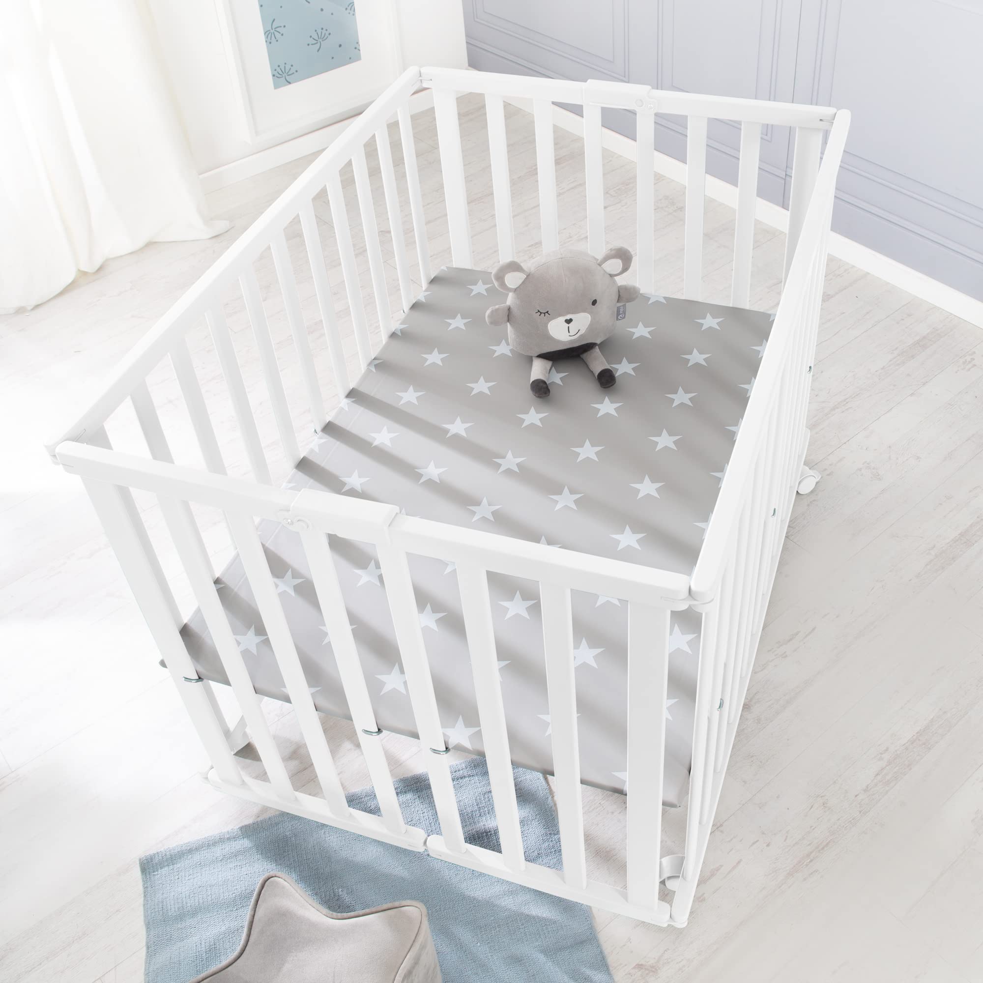 roba Parc Bébé Pliable en Bois 74 x 100 cm + Tapis de Parc Little Stars toilé Gris - Évolutif et Peu Encombrant - Hauteur Ajustable 2 Fois - 4 Roulettes à Freins - Laqué Blanc