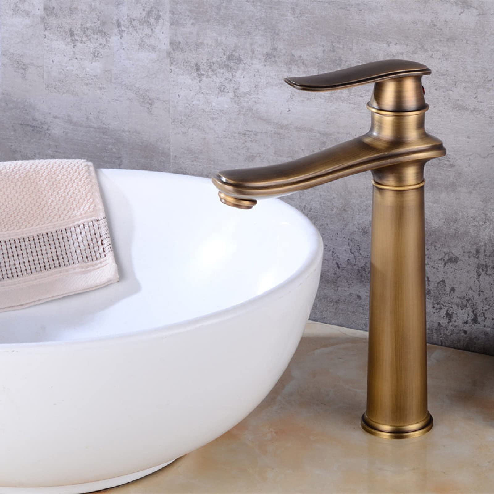 Robinet de salle de bain en laiton antique pour ambiance rétro chic