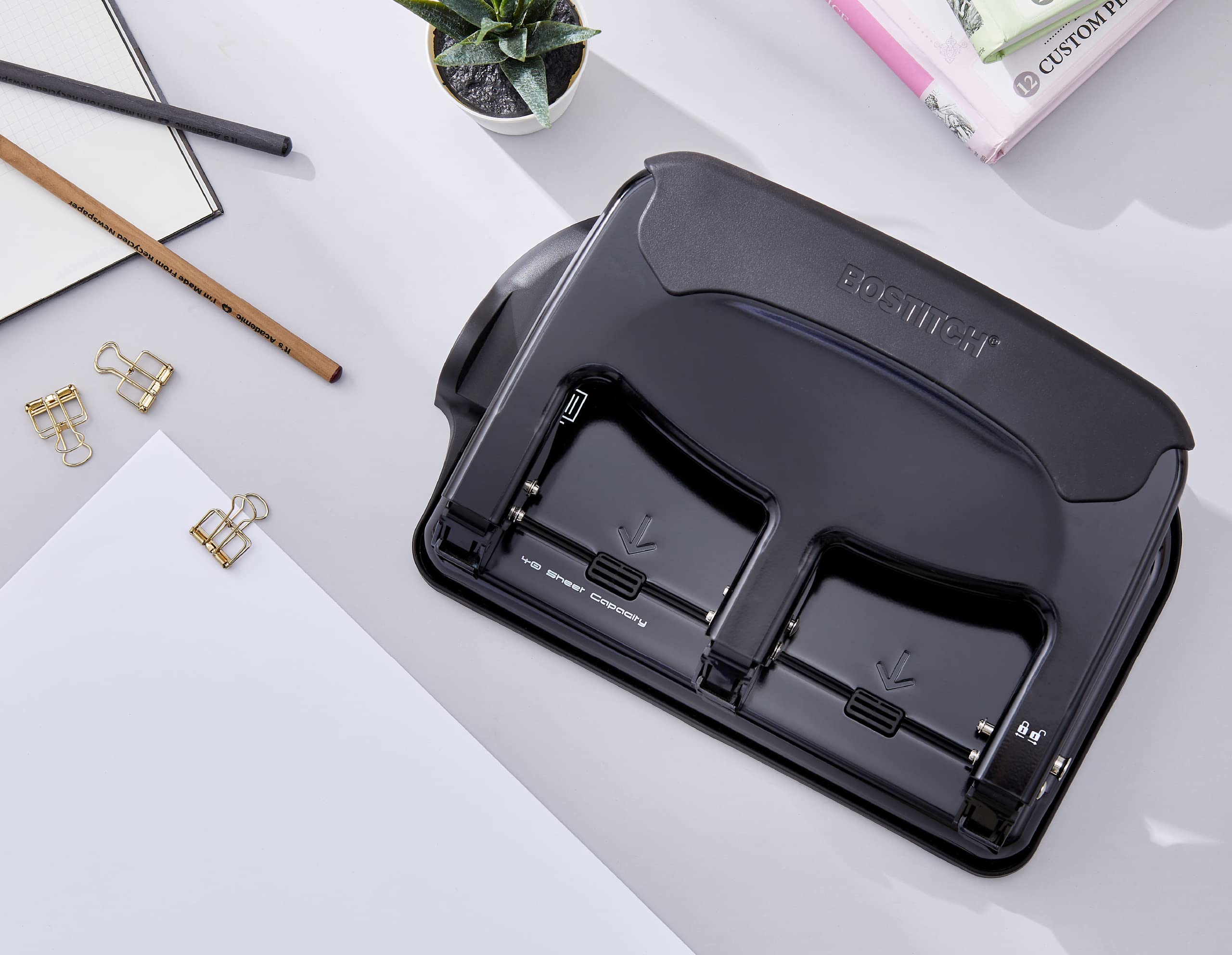 Bostitch Office EZ Squeeze - Perforadora de 40 hojas, 3 agujeros, resistente, color negro