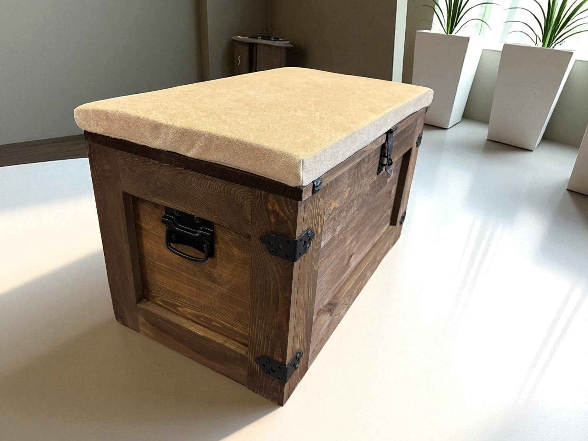 weeco Drewniana skrzynka na skarby, pudełko do przechowywania z czterema rolkami. 24 kg, 80 x 45 cm, drewniana skrzynia, stolik kawowy, stolik pomocniczy w stylu vintage, shabby chic, z poduszką do