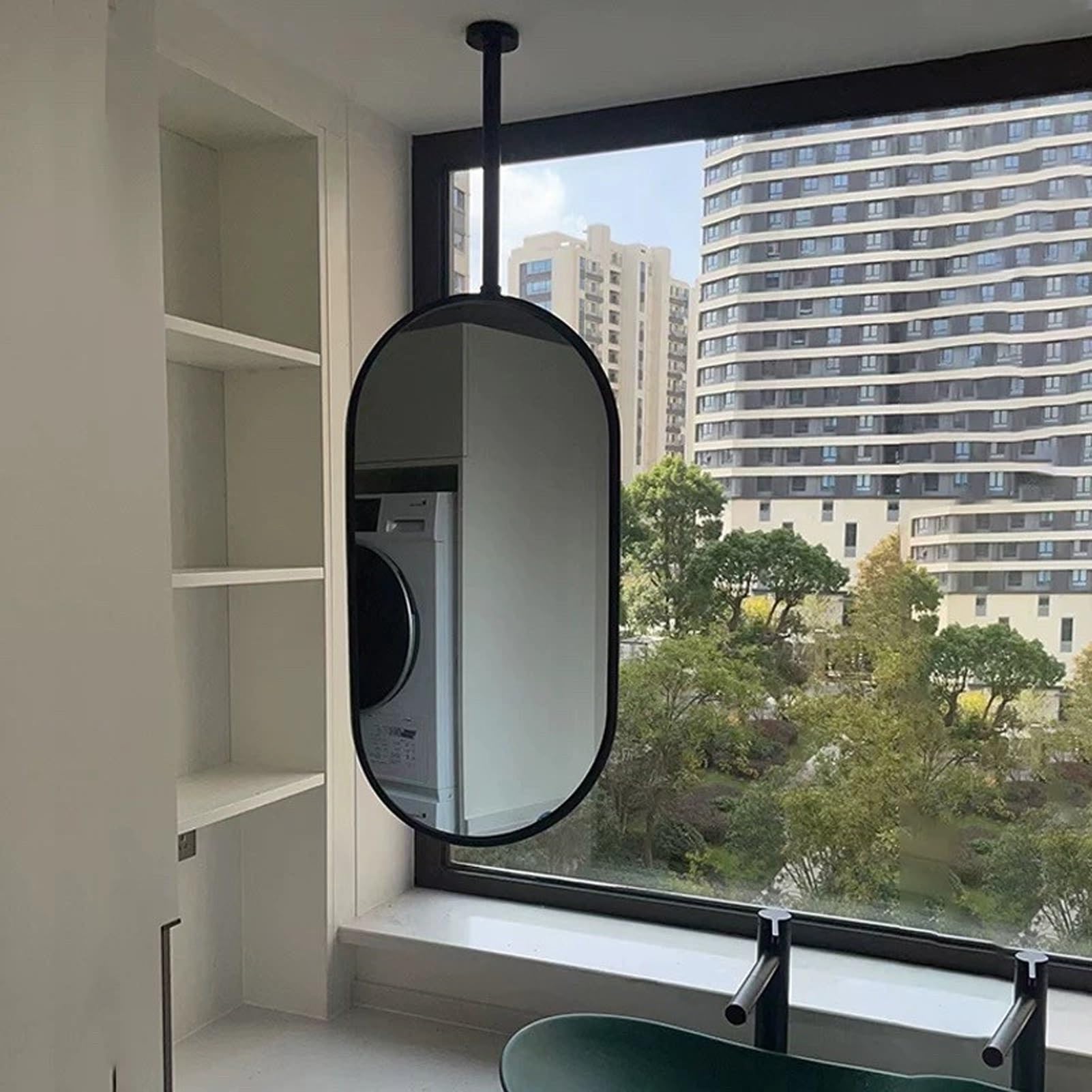 Miroir maquillage mural ovale avec tige métal pour un reflet parfait