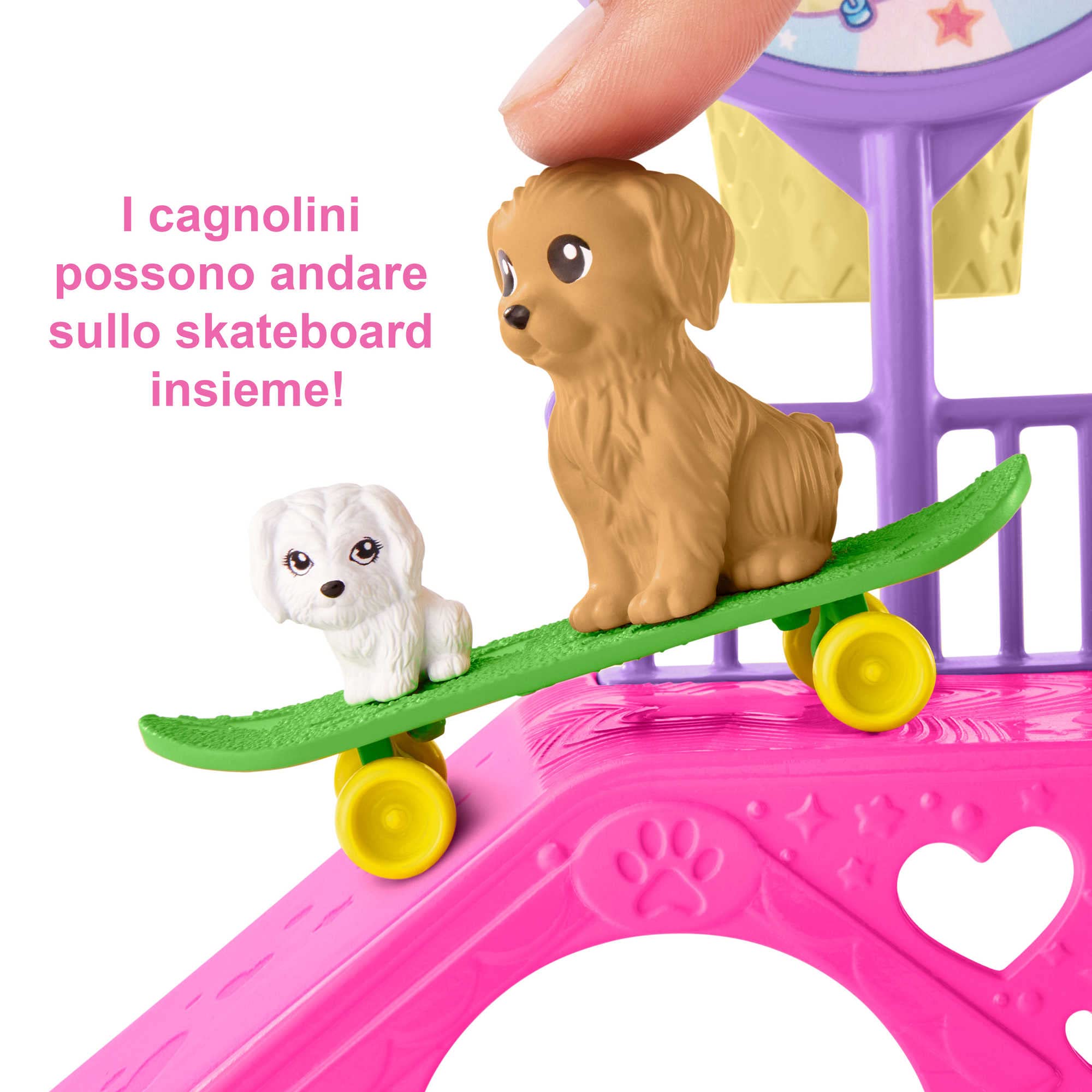 Barbie - Bambola Barbie Chelsea, skatepark playset, con 2 cuccioli, rampa, monopattino, adesivi e 15+ pezzi aggiuntivi, Giocattolo per Bambini 3+ Anni, HJY35