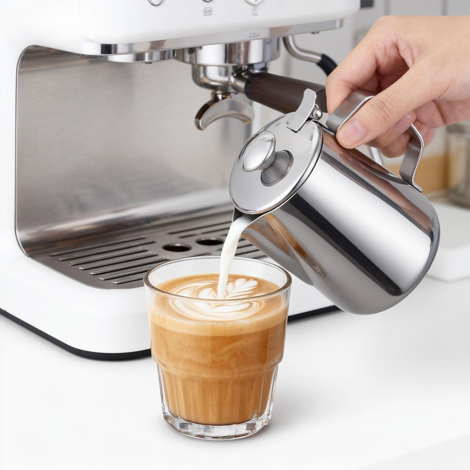 Milchkännchen Edelstahl,Milchkännchen mit Deckel Milchkanne mit Latte Art Pen Handheld Milchkanne Edelstahl Milch Pitcher Schaumbecher Milchschaum Kanne für Espresso Cappuccino Latte Barista