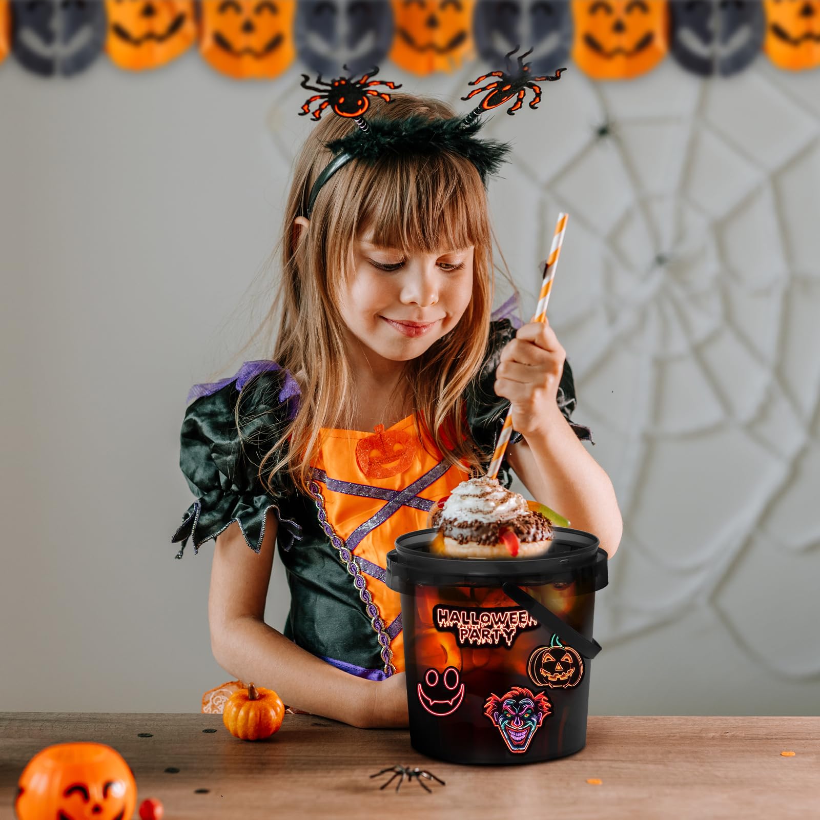 20 cubos de dulces de Halloween, cestas de truco o trato para niños, cubos de hielo de 32 onzas para fiestas con tapa, contiene 210 calcomanías de Halloween y 25 popotes para decoración de fiesta de 6