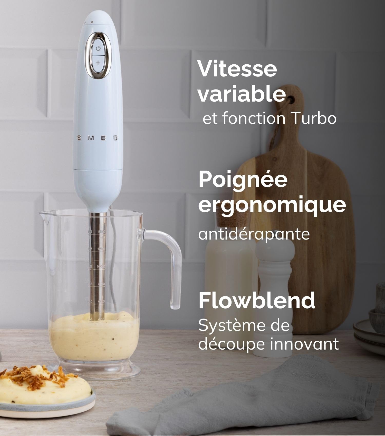 Smeg, Mixeur Plongeant HBF03CREU, Fonction Turbo et Système de Coupe Flowblend, avec Poignée Antidérapante, Range Cordon Intégré, Accessoires Inclus, Puissance 700W, Crème