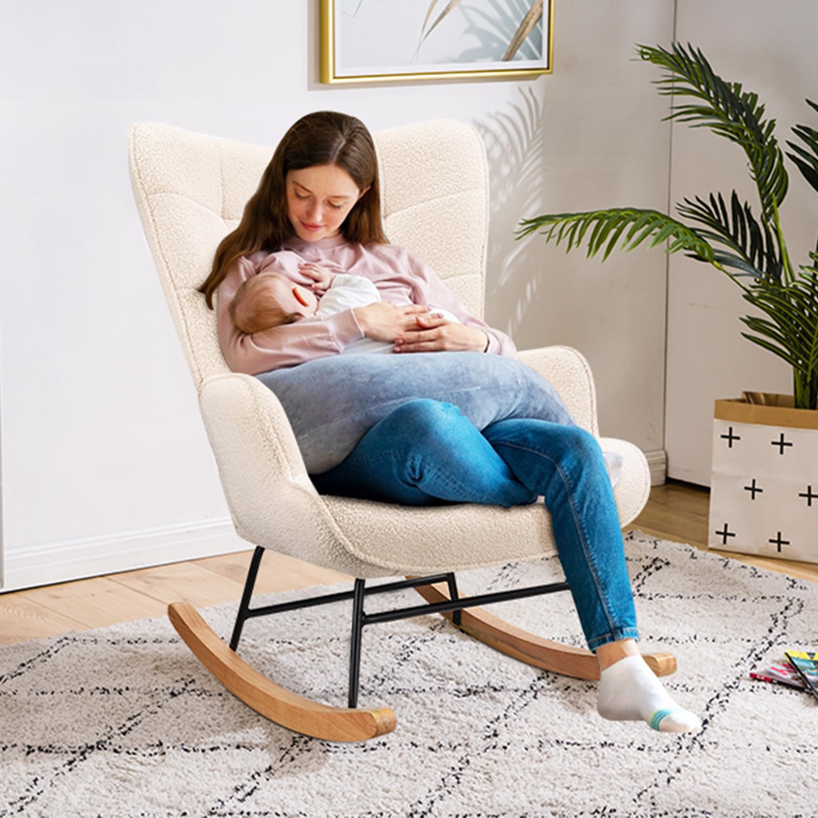 Fauteuil à Bascule, Fauteuil de Relaxation en Tissu Peluche, Chaise à basule avec Dossier Haut, Structure Bois Massif/Métal, Charge maximale : 130 kg (Beige)
