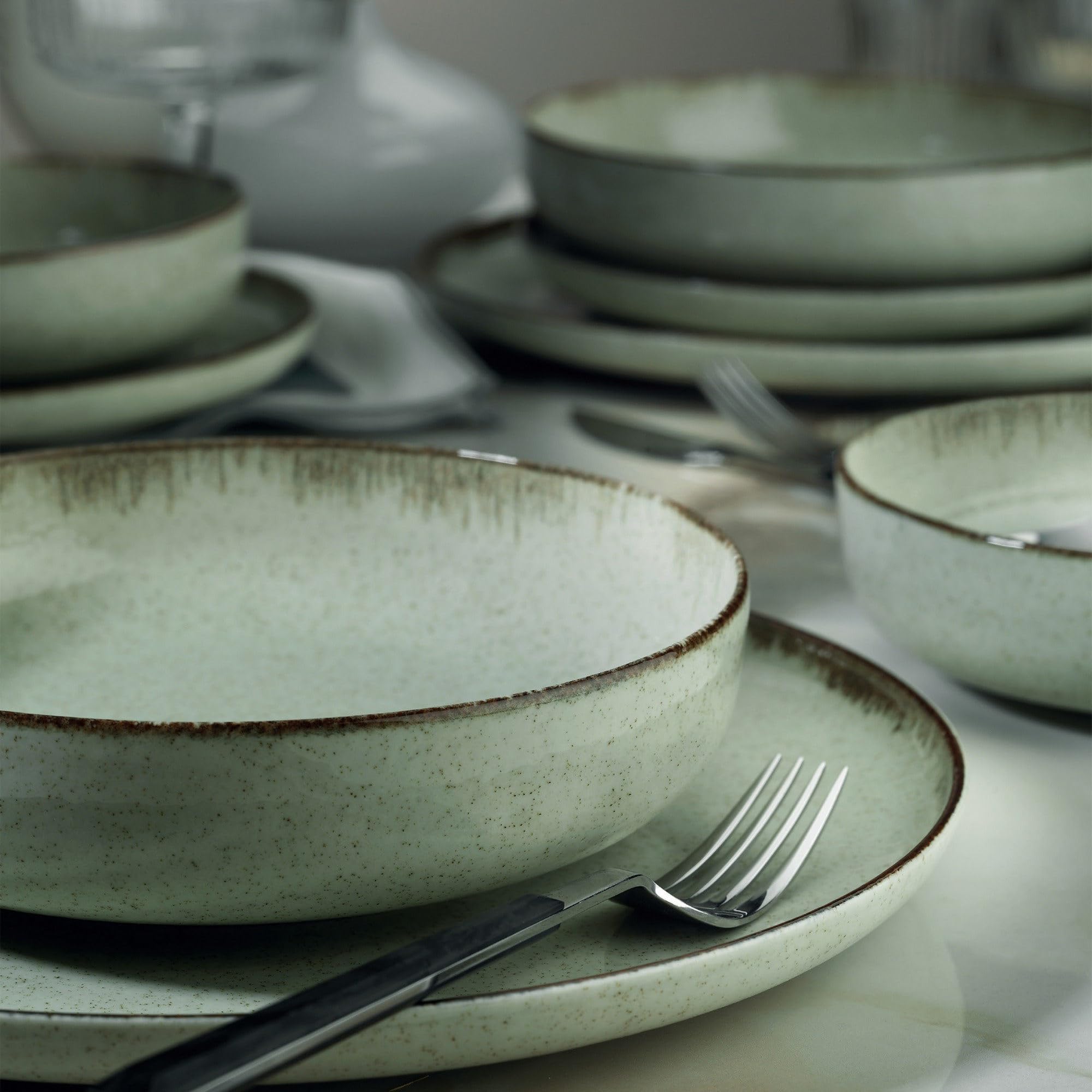 Elegancki 18-częściowy zestaw obiadowy, 100% porcelana, zielony, w zestawie talerze serwisowe (27 cm), talerze obiadowe (20 cm), talerze deserowe (19 cm), do mycia w zmywarce i sejf do kuchenki