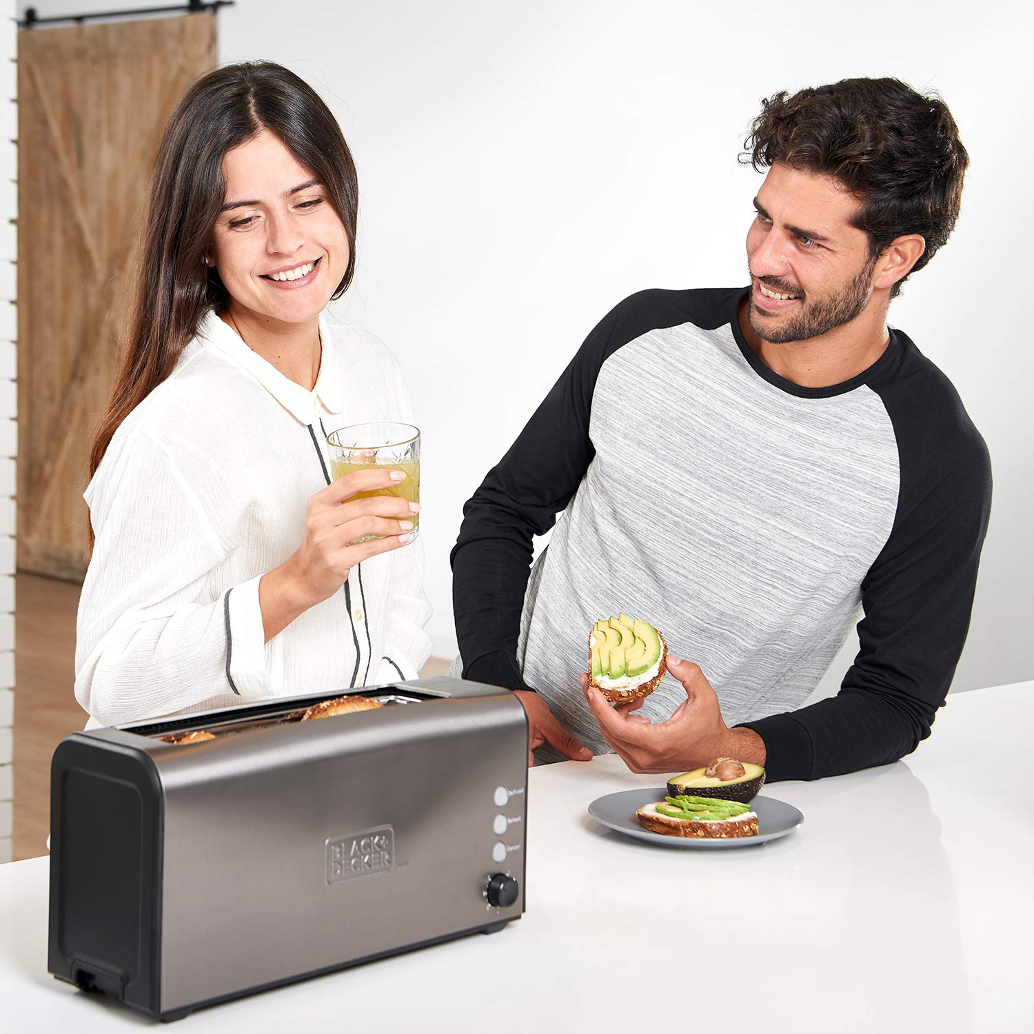 BLACK+DECKER BXTO1000E - Tostapane in acciaio inossidabile da 1000W con slot extra large 42x260mm. 7 livelli di tostatura. Sistema autocentrante. Funzioni: Annulla, Riscalda e Scongela.