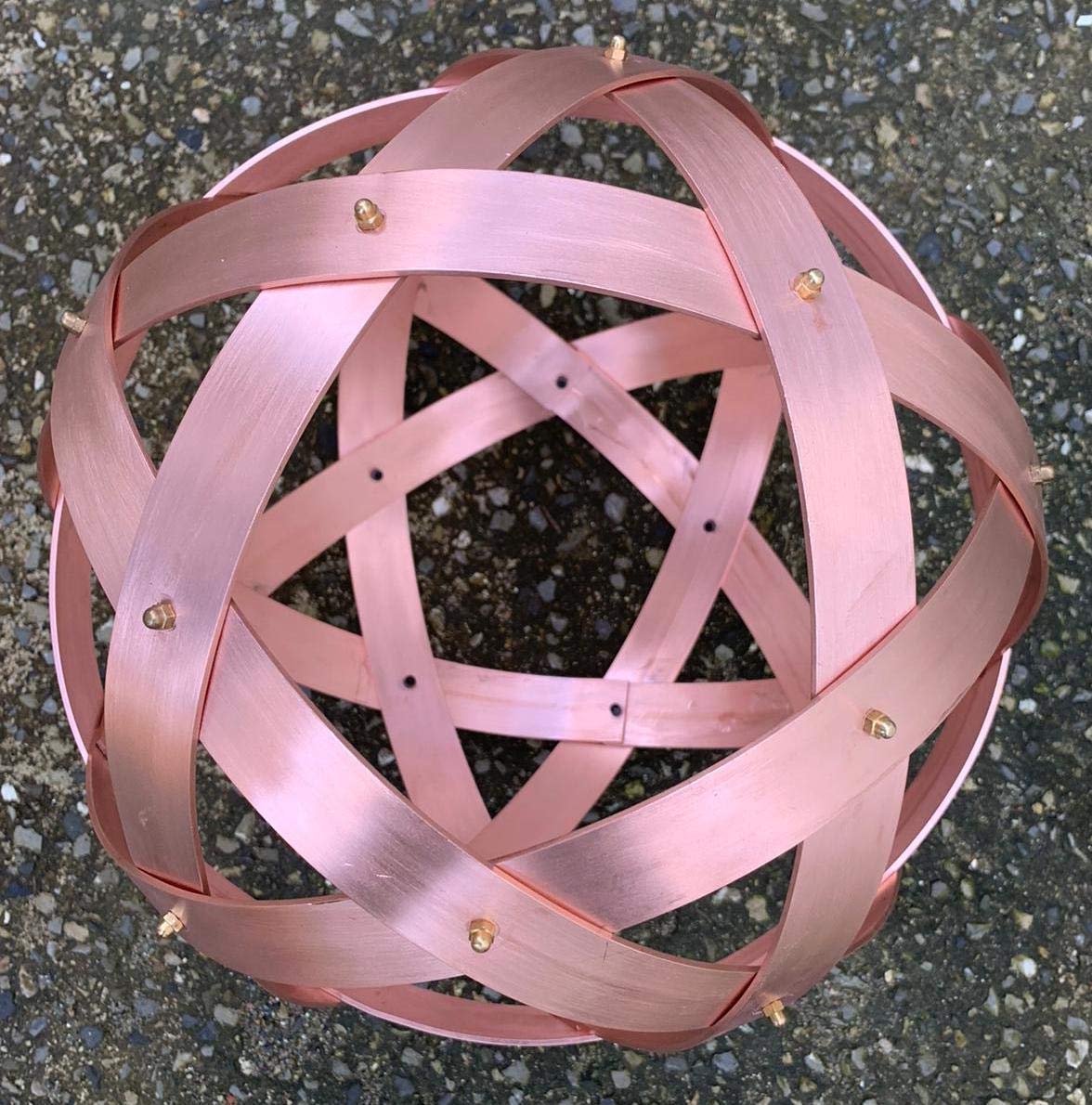 Genesa Pentasfera Rame 32cm di diametro, fasce larghe 30mm e spesse 2mm, fissate con dadi ciechi in ottone.