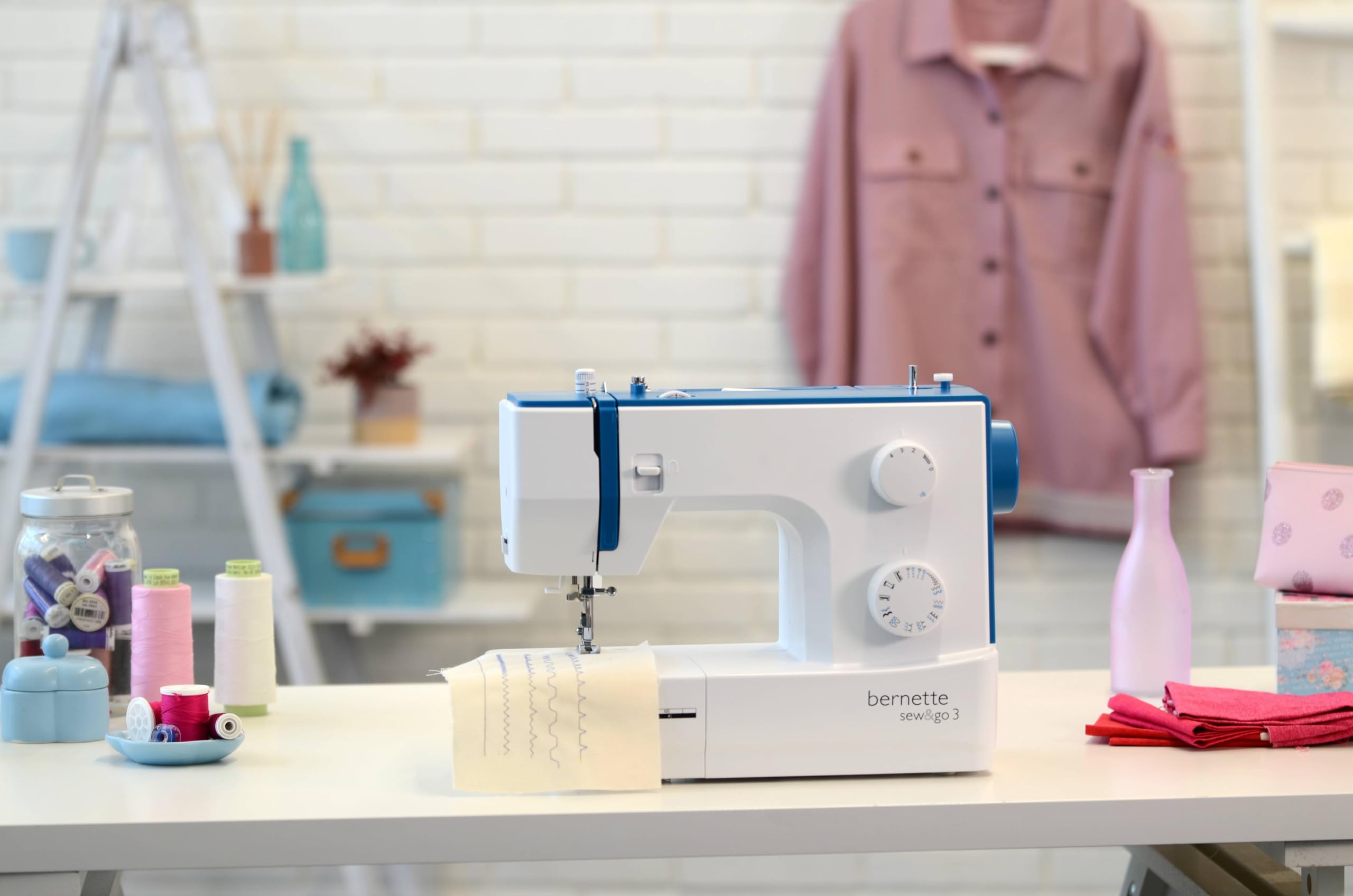 Bernette Sew&Go 3 - macchina da cucire meccanica, 19 punti, con infila ago, semplice da usare