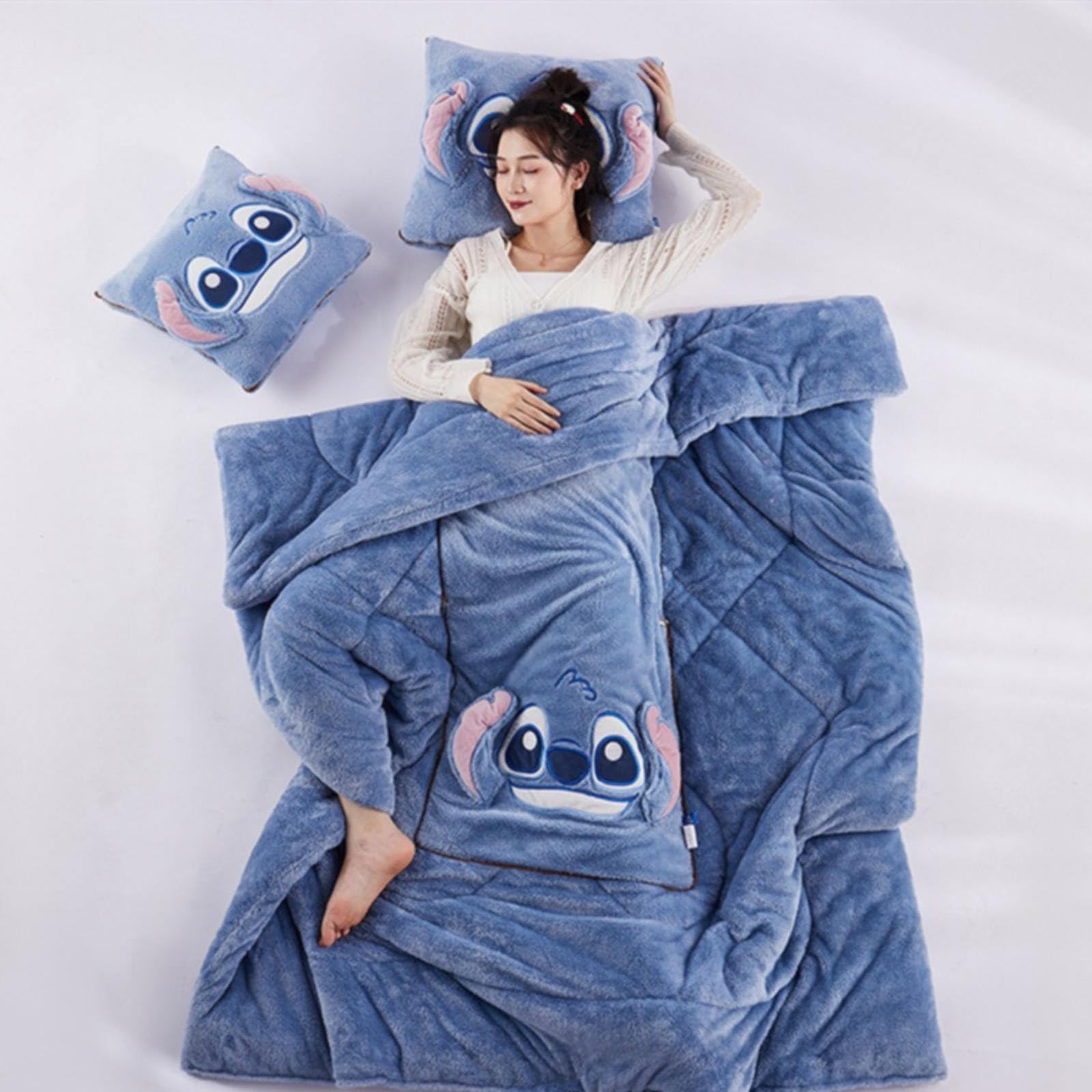 Stitch Kissendecke 2 in 1, flauschig weiches Reisekissen,Plüschdecke für TV-Sofa, Büro, Schlafdecke,Stitch Decke 2 in 1,Geschenk für Jungen,Mädchen,Freunde und Familie- (A, Offen 105 * 145CM)