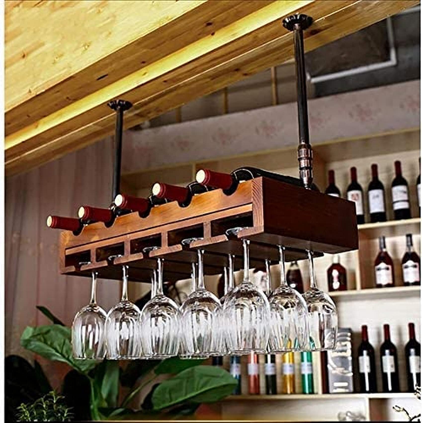 Casier à vin suspendu et porte-gobelet inversé pour aménager un coin bar chic à la maison
