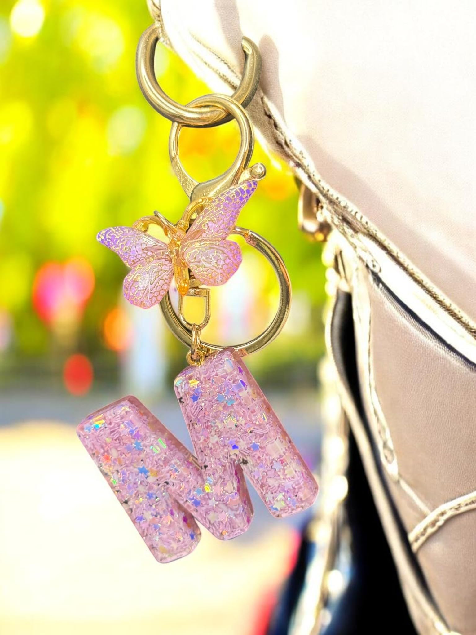 こみえ　キーホルダー Cute Resin Initial M Keychain with Butterfly Charm – Gold Lobster