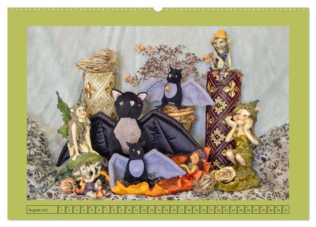Kuschelige Besucher - unterwegs mit Stoff-Fledermäusen (hochwertiger Premium Wandkalender 2027 DIN A2 quer), Kunstdruck in Hochglanz: Dunkelbunte Abenteuer mit Biss (CALVENDO Hobbys)