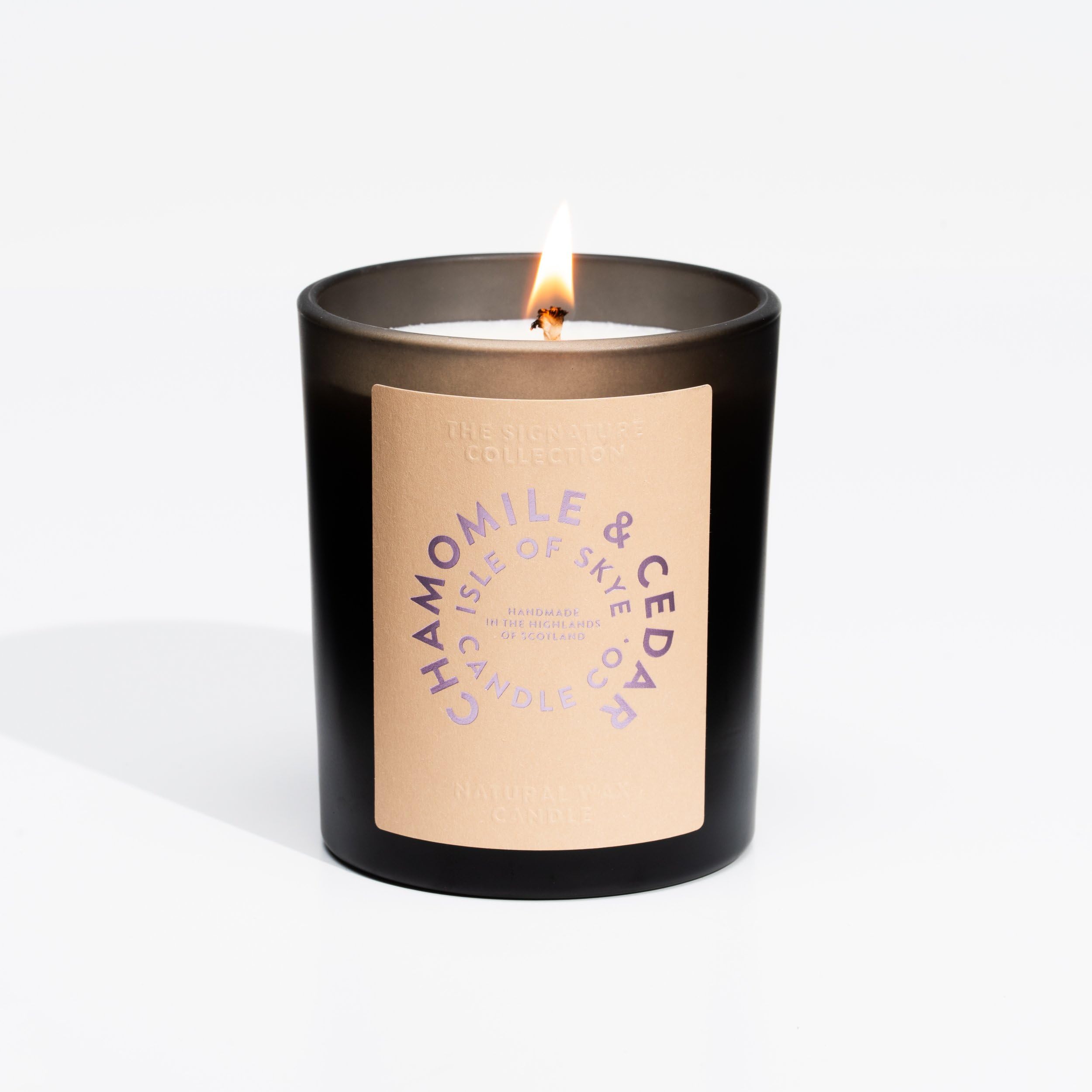 Isle of Skye Candle Company Kamille & Zedernholz, schwarzes Glas, natürliches Sojawachs, handgefertigt in Schottland, Premium-Duftkerze, elegantes schwarzes Glas, gravierter Holzdeckel, 45 Stunden