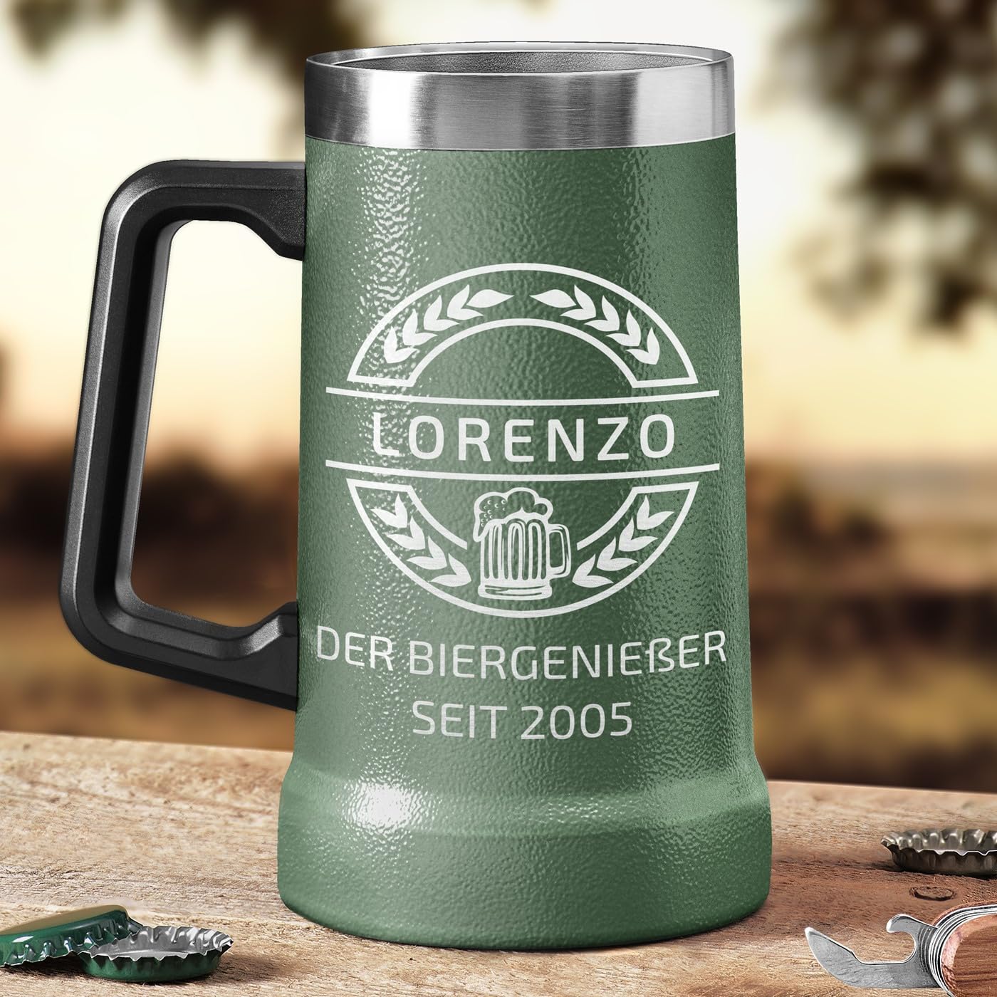 Maverton Isoliertes Bierglas mit Gravur 700 ml Grün - Edelstahl personalisierter Bierkrug für Bierfreunde - mit Henkel - Männergeschenke - Bier Geschenke für Männer