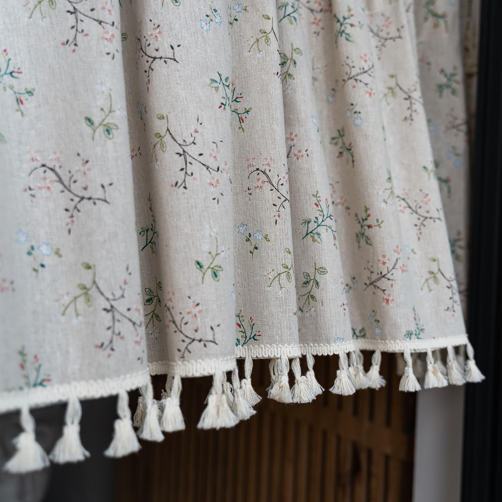 KnSam Visillo corto, semitransparente, 120 x 140 cm, flores con borla, color beige, cortina de café, ganchos de algodón y lino, cortinas de gasa para cocina, cuarto de baño, cortinas de ventana