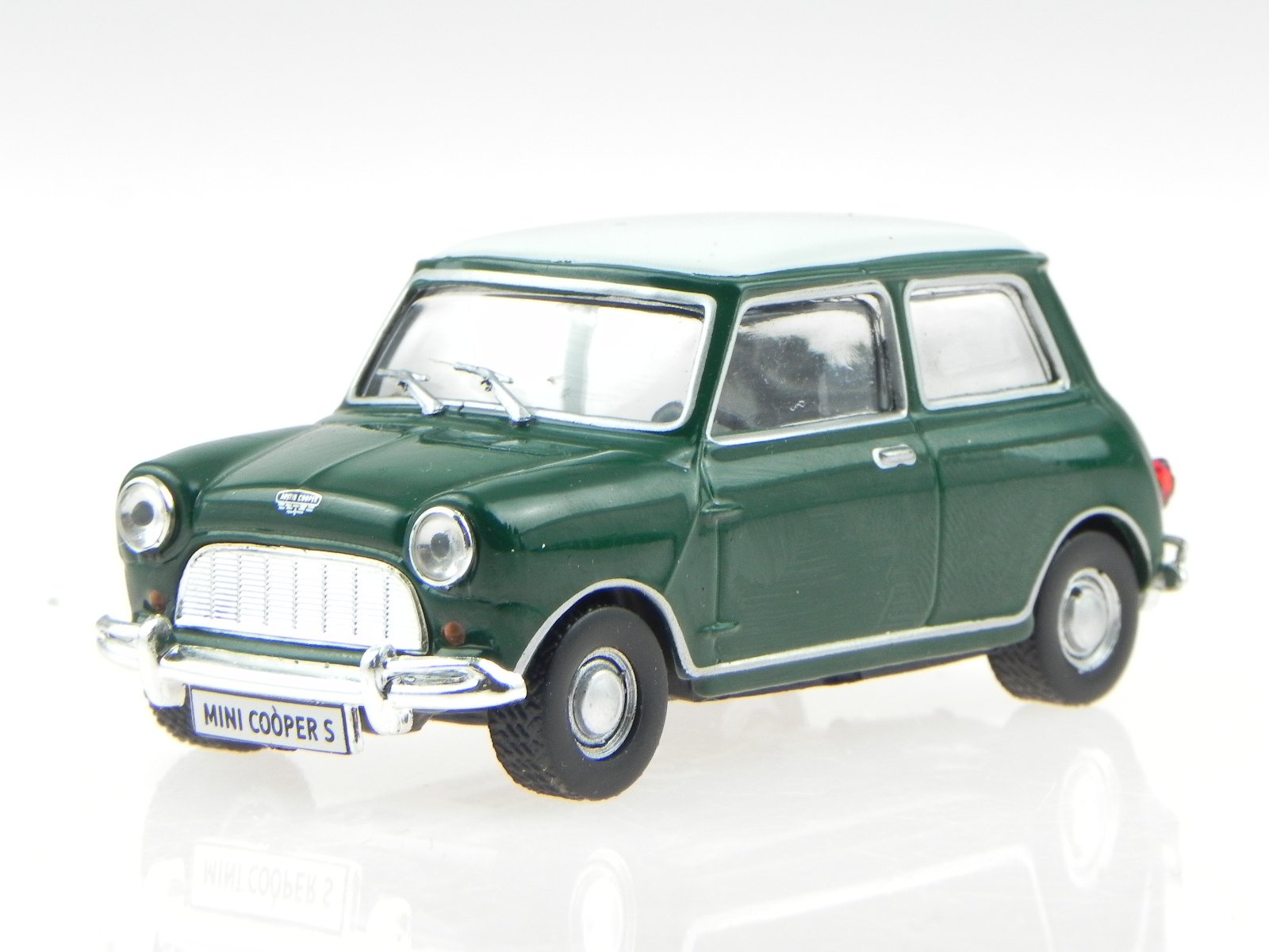NN Mini Cooper S Classic Green Model Car in Display Case 1:43 :  Amazon.co.uk: Toys & Games