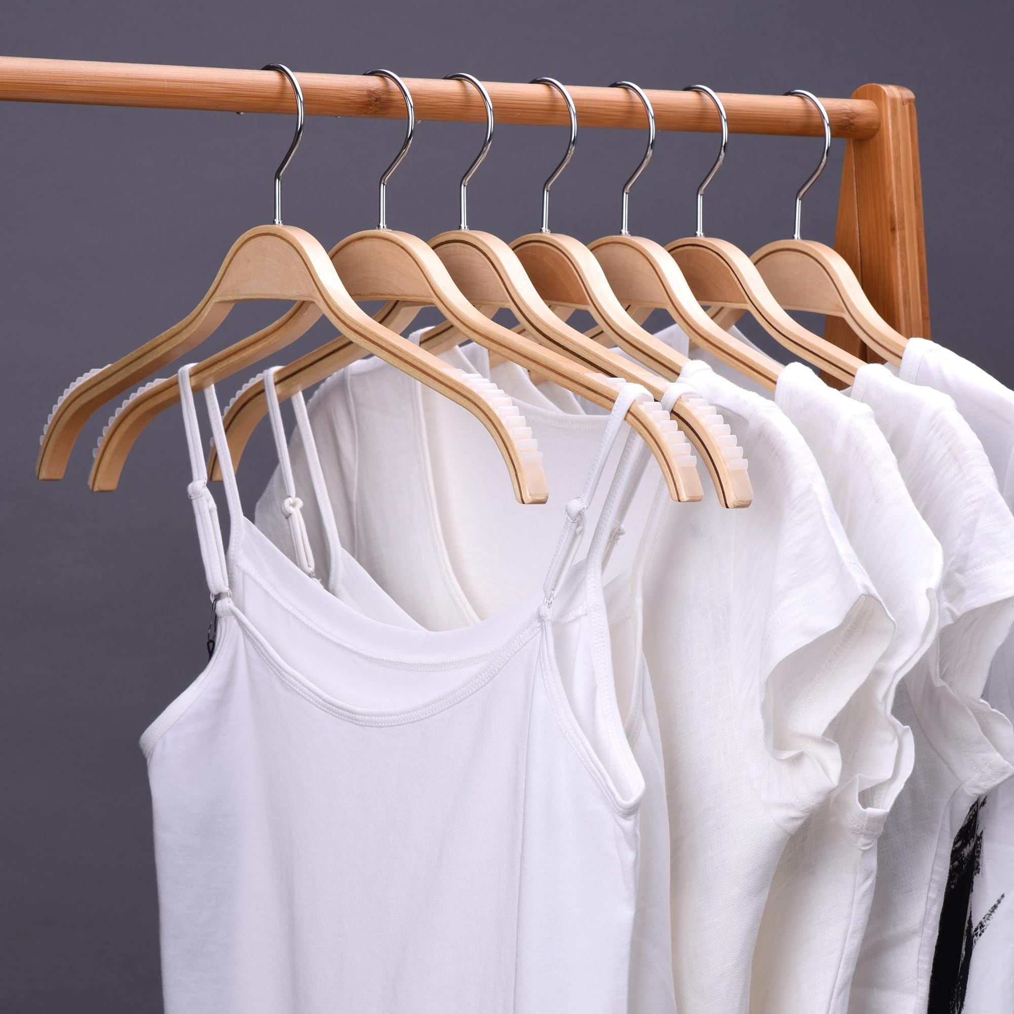 Schmale Holz-Kleiderbügel mit extra weichen, rutschfesten Gummigriffen, 10 Stück, Keine Schulterstoßen, Kleiderbügel für Pullover, Camisole und Jacke, Kleid