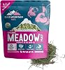 Heno de Pradera Orgánico Blue Mountain Hay para Mascotas Pequeñas, Forraje Natural, 24oz | Forraje de pradera fresco, apoya la salud digestiva y dental, enriquecimiento natural, mezcla dulce y sabrosa, mezcla de heno orgánico no transgénico 1
