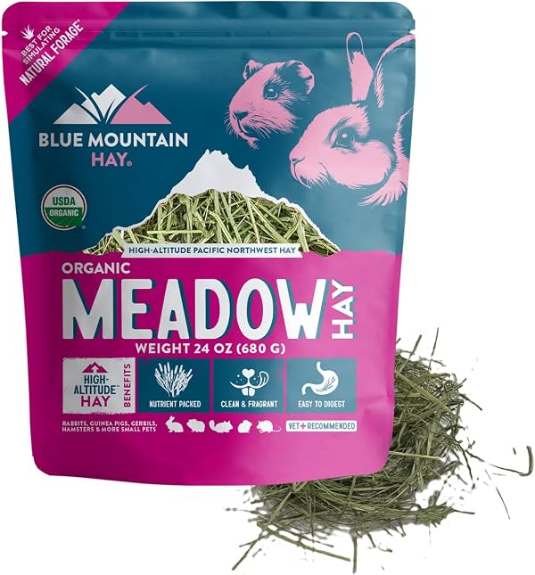 Heno de Pradera Orgánico Blue Mountain Hay para Mascotas Pequeñas, Forraje Natural, 24oz | Forraje de pradera fresco, apoya la salud digestiva y dental, enriquecimiento natural, mezcla dulce y sabrosa, mezcla de heno orgánico no transgénico