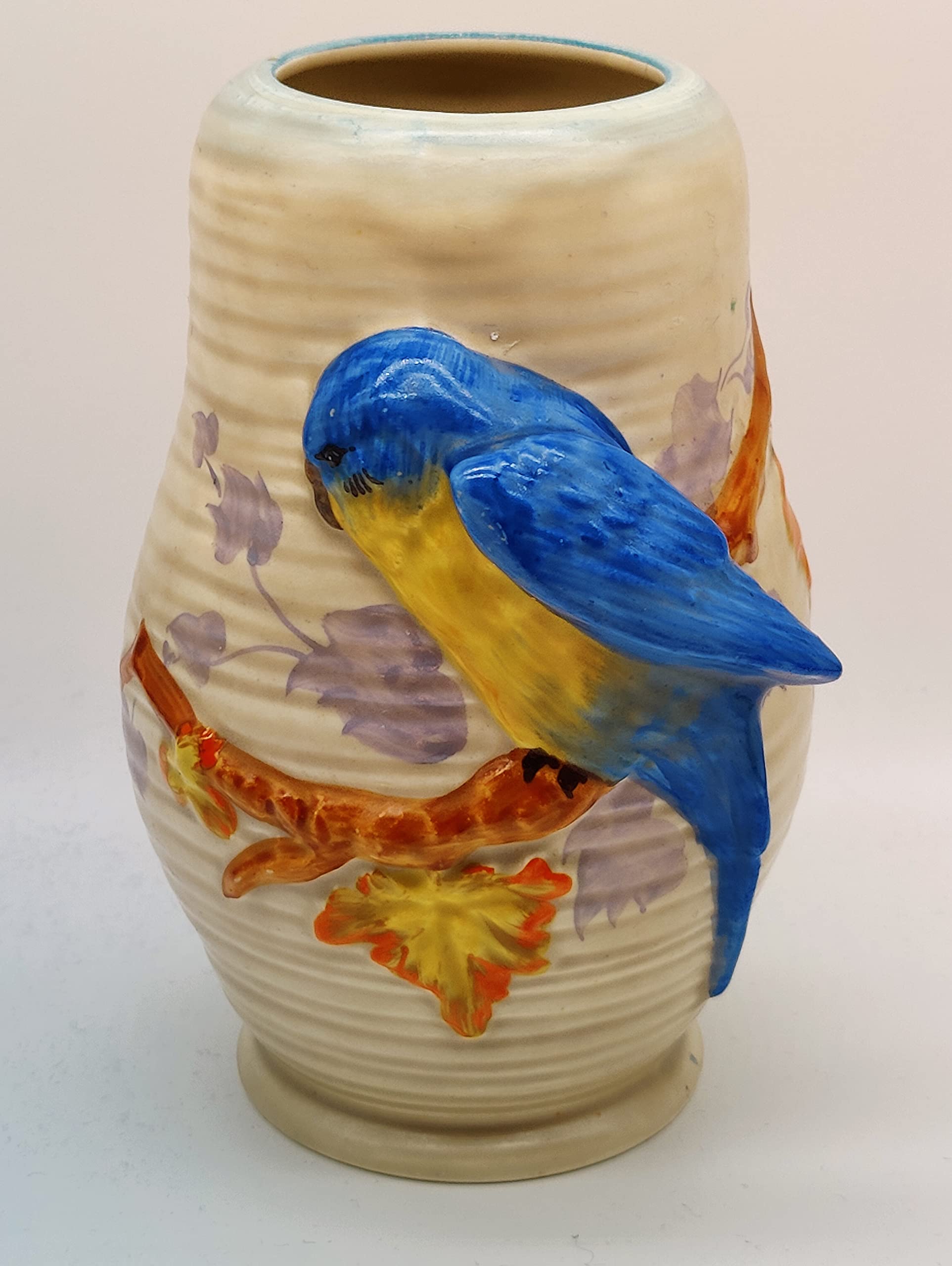 Vase Clarice Cliff de luxe perruches nervurées, céramique d'art d'exception