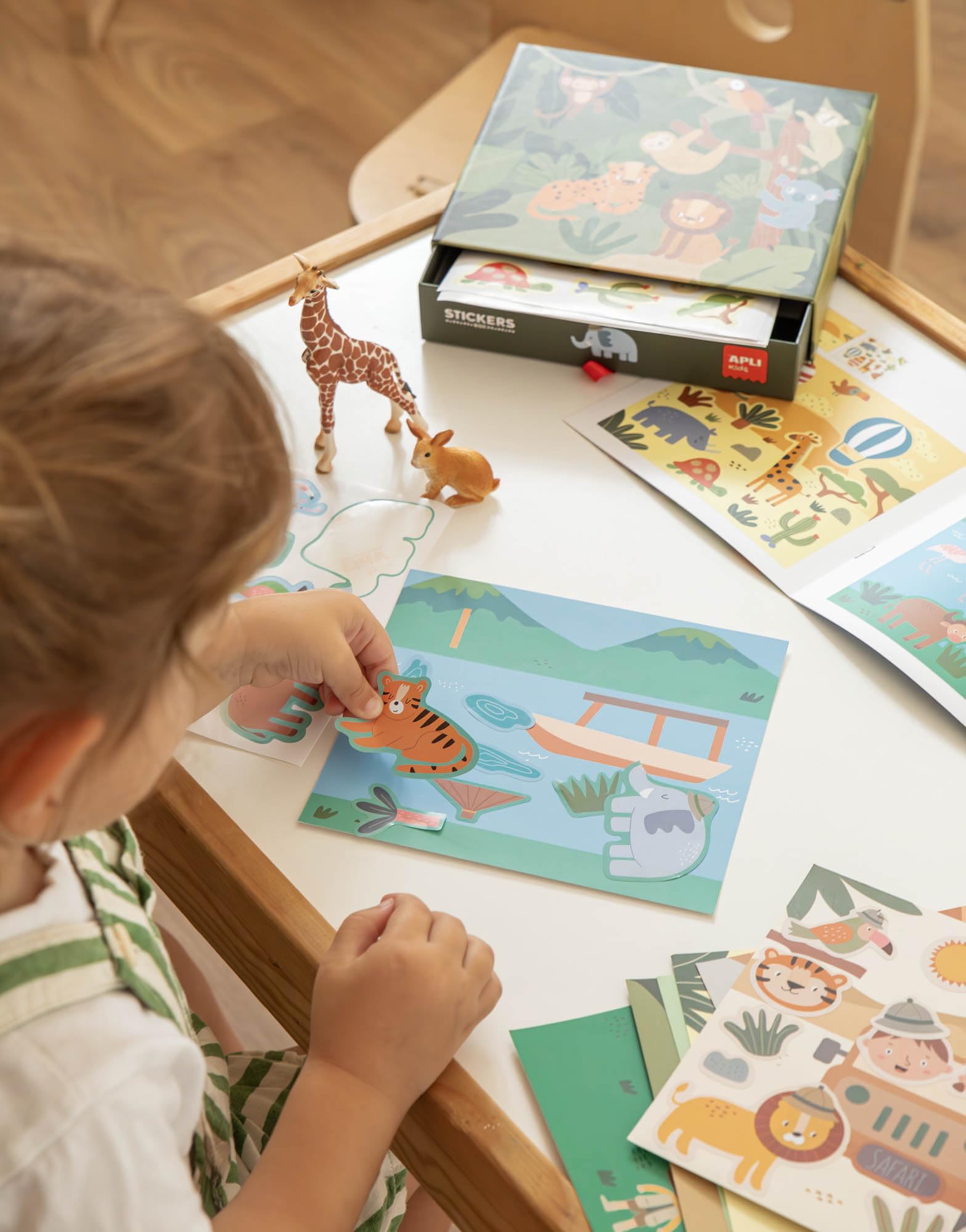 APLI Kids 20076 - Zestaw naklejek żelkowych do uzupełnienia ilustracji- wielokolorowe geometryczne naklejki z żetonami w kartonie - model Safari