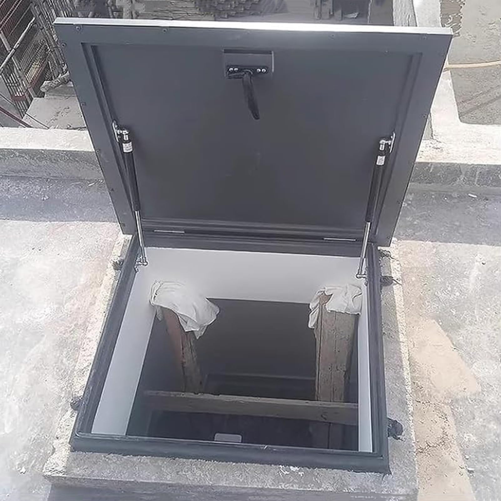 Portello di Accesso al Tetto - Coperchio antifurto per Cantina, 50x50 cm (19,7x19,7 Pollici), Coperchio di ispezione per pozzetto, Porta di Uscita sul Tetto Resistente PE