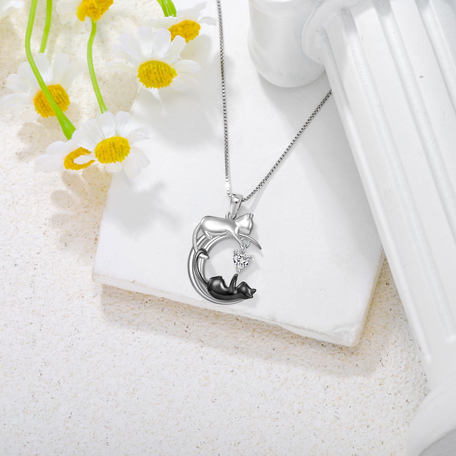 Collar con colgante de luna de gato blanco y negro de plata de ley