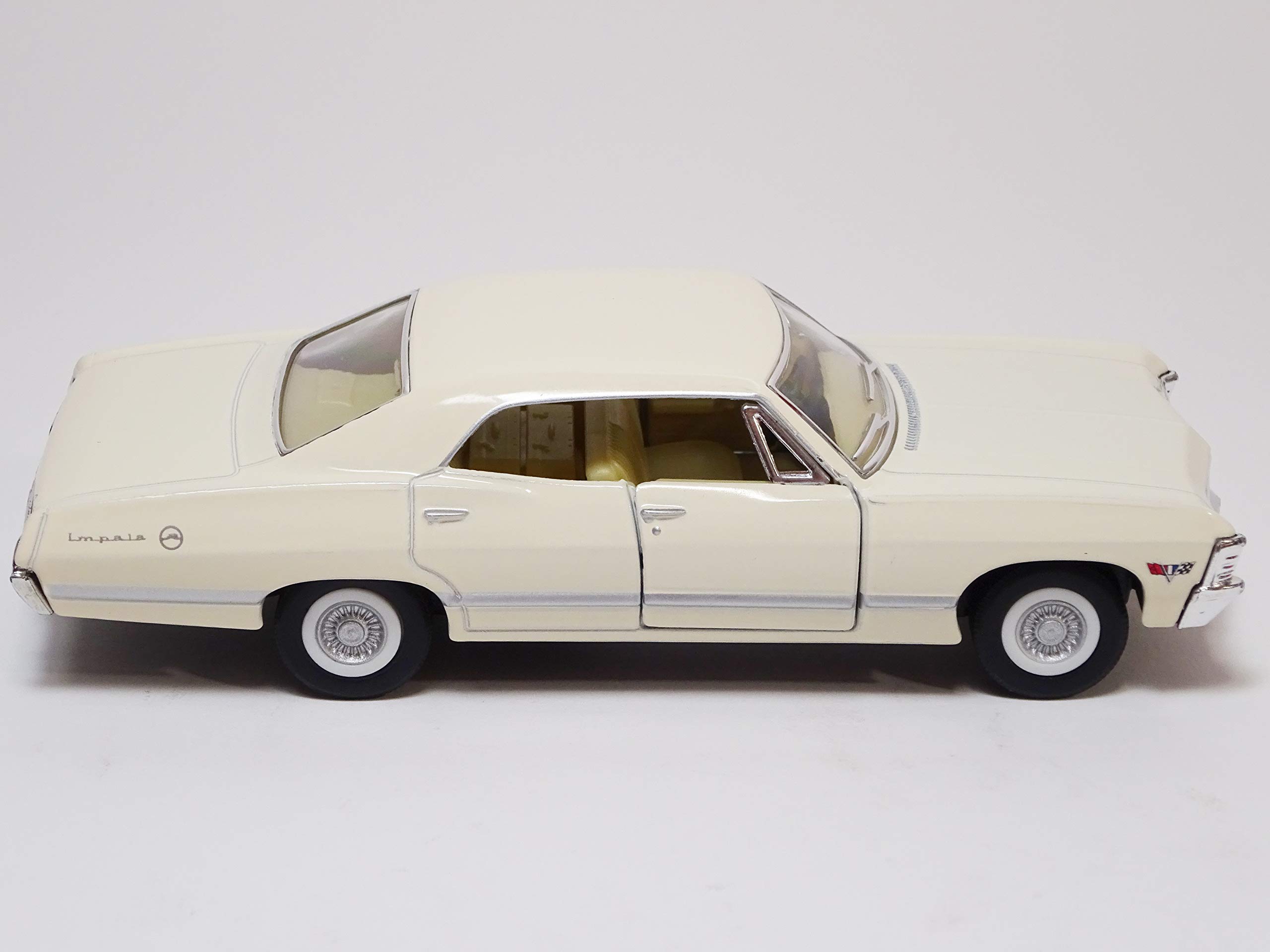 Amazon | キンスマート シボレー インパラ(1967) ホワイト 1/43