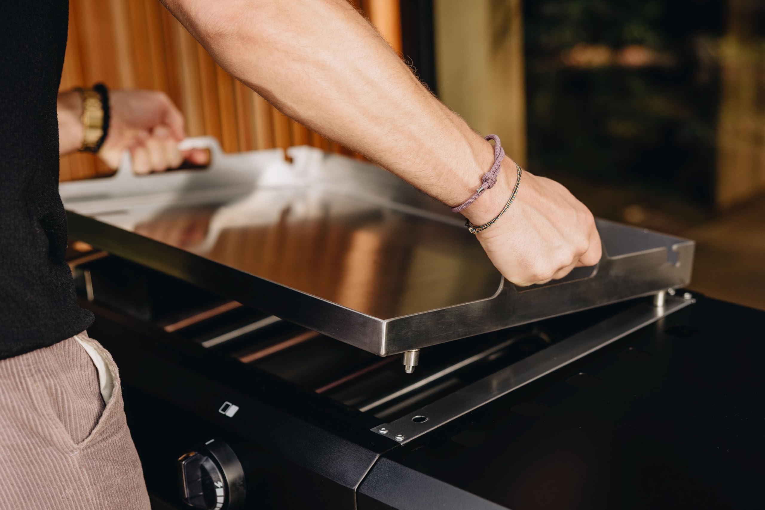 Enders® AMARO 2 Plancha Gasgrill Griddle, 2 Edelstahlbrenner, massive Edelstahl-Plancha mit Tragegriffen, große Grillfläche, abnehmbare Haube, abnehmbare Körbe, Ablagefach, #82206