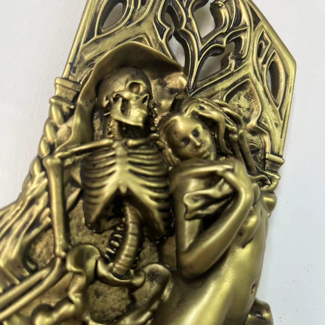 MVTDONT ゴシックスケルトンと女性抱擁壁彫刻、ブロンズメタリック仕上げ、高さ20cm、複雑なレリーフディテール、樹脂構造