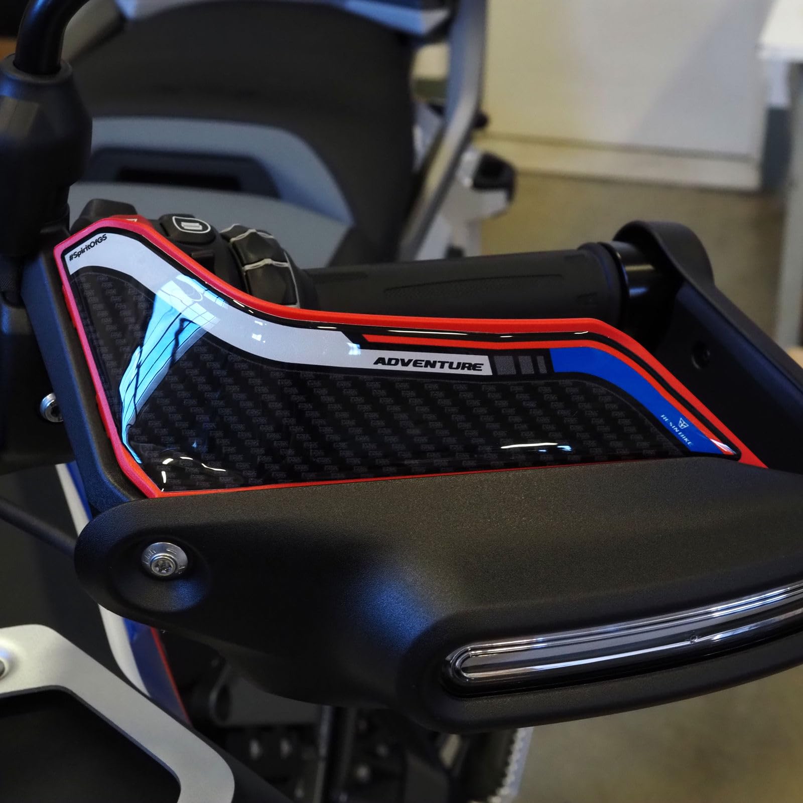 Resin Bike Kit Adhesivos Compatibles con BMW R 1300 GS Adventure Trophy 2025. Protection de Réservoir, Guardabarros, Paramanos de Choques y Arañazos de Moto. Kit Pegatinas 3D Resinadas Made in Italy