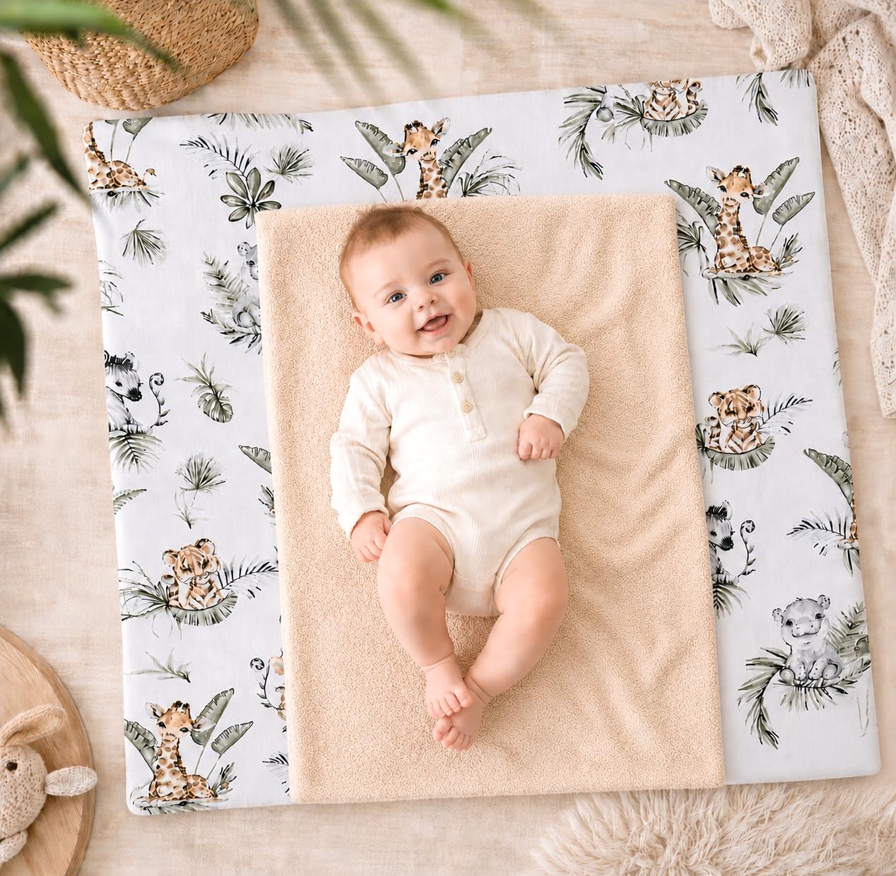 Wickelauflage mit 2 wasserfesten Frotteebezügen – 3-teiliges Set mit Druckknöpfen – Baby Wickelunterlage - Wickeltischauflage aus Baumwolle – 75x70 cm (Breite x Tiefe), Safari