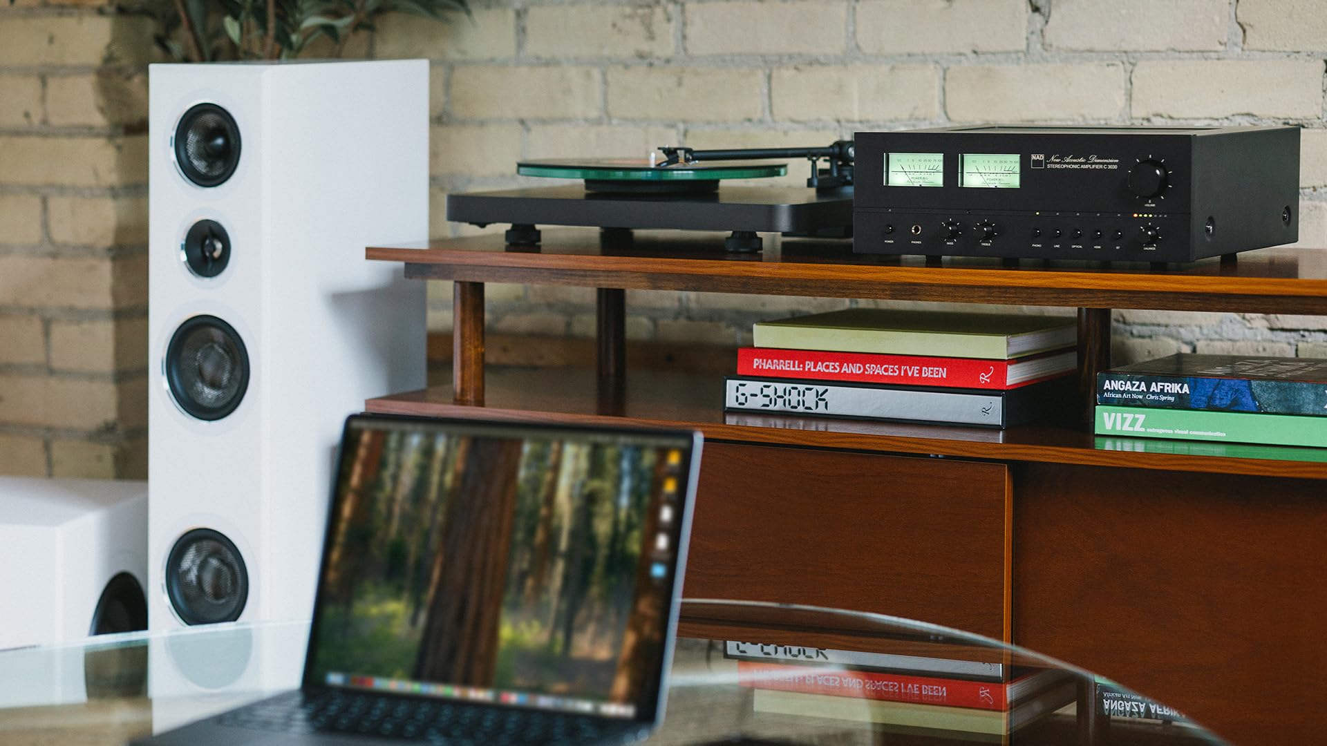 NAD Amplificatore stereo integrato C3030 - Amplificatore ibrido digitale da 50 W x 2 con DAC PCM5242, stadio phono MM, HDMI eARC, Bluetooth aptX HD e Dual VU Meters