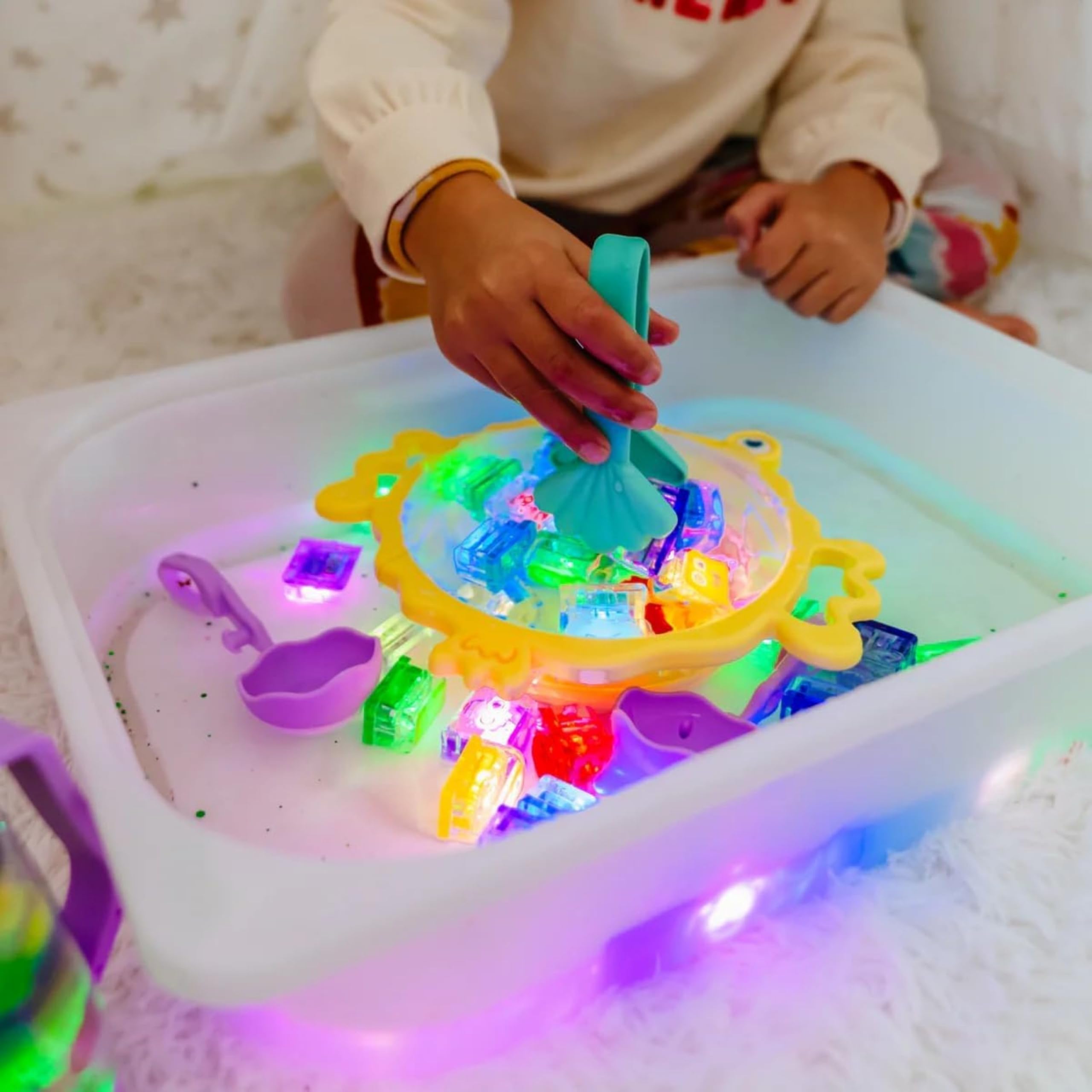 Glo Pals, Set di 3 Strumenti Sensoriali Pick Up Pals, con Scuotitore, Pinzette e Scovolo, Gioco per Bambini da 18 Mesi di Età, Aiuta lo Sviluppo Sensoriale e Cognitivo, in Silicone Medicale