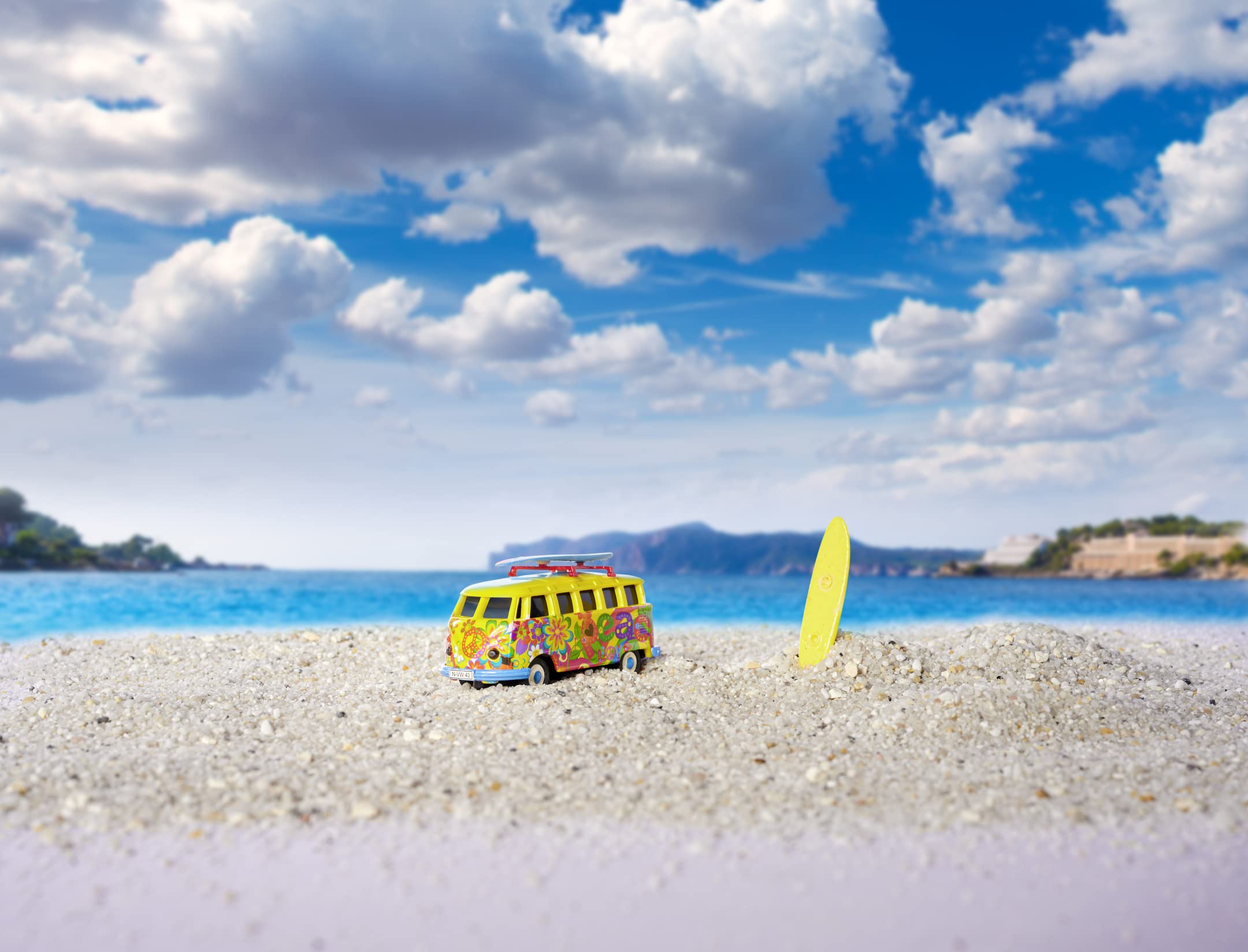 Carson 500504150 1:87 VW T1 Bus Flower Power 100% RTR - Fahrfertiges Modell, 2.4 GHz Fernsteuerung mit Ladeanschluss, inkl. 4xAAA Senderbatterien, mit LED Beleuchtung, Anleitung