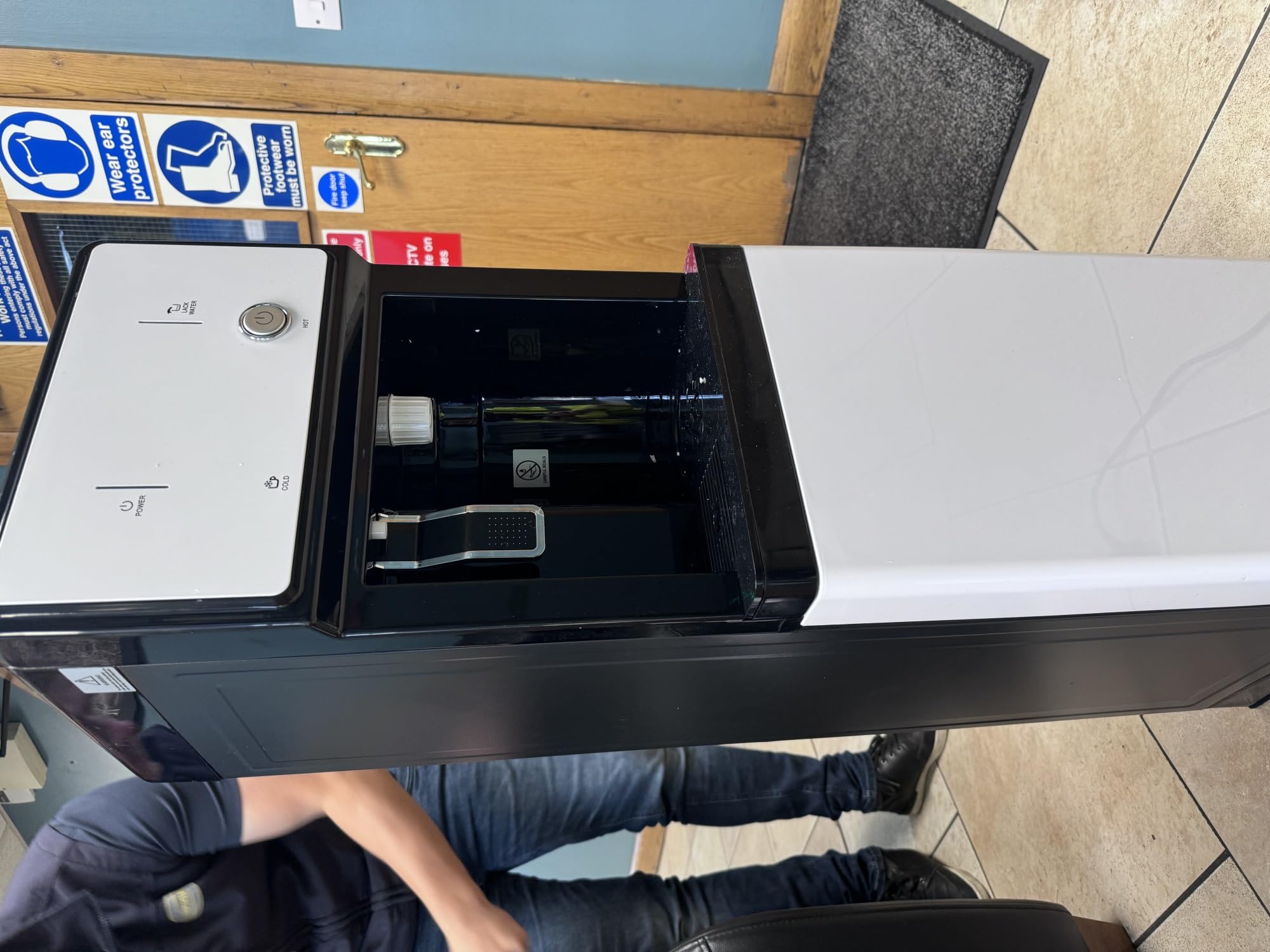 Fontaine A Eau Unité Autonome Alimentée par Le Réseau Fontaine Eau Fraiche, Distributeur d'eau Chaude Et Froide,Prise De Courant Requise pour La Maison Et Les Petites Entreprises