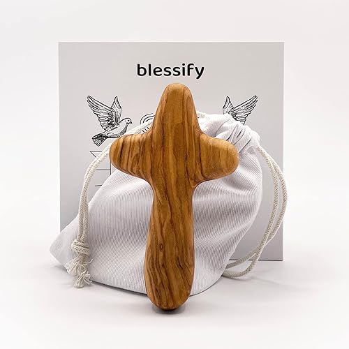 Blessify Cruz de mano cómoda de madera de olivo con bolsa y caja de regalo