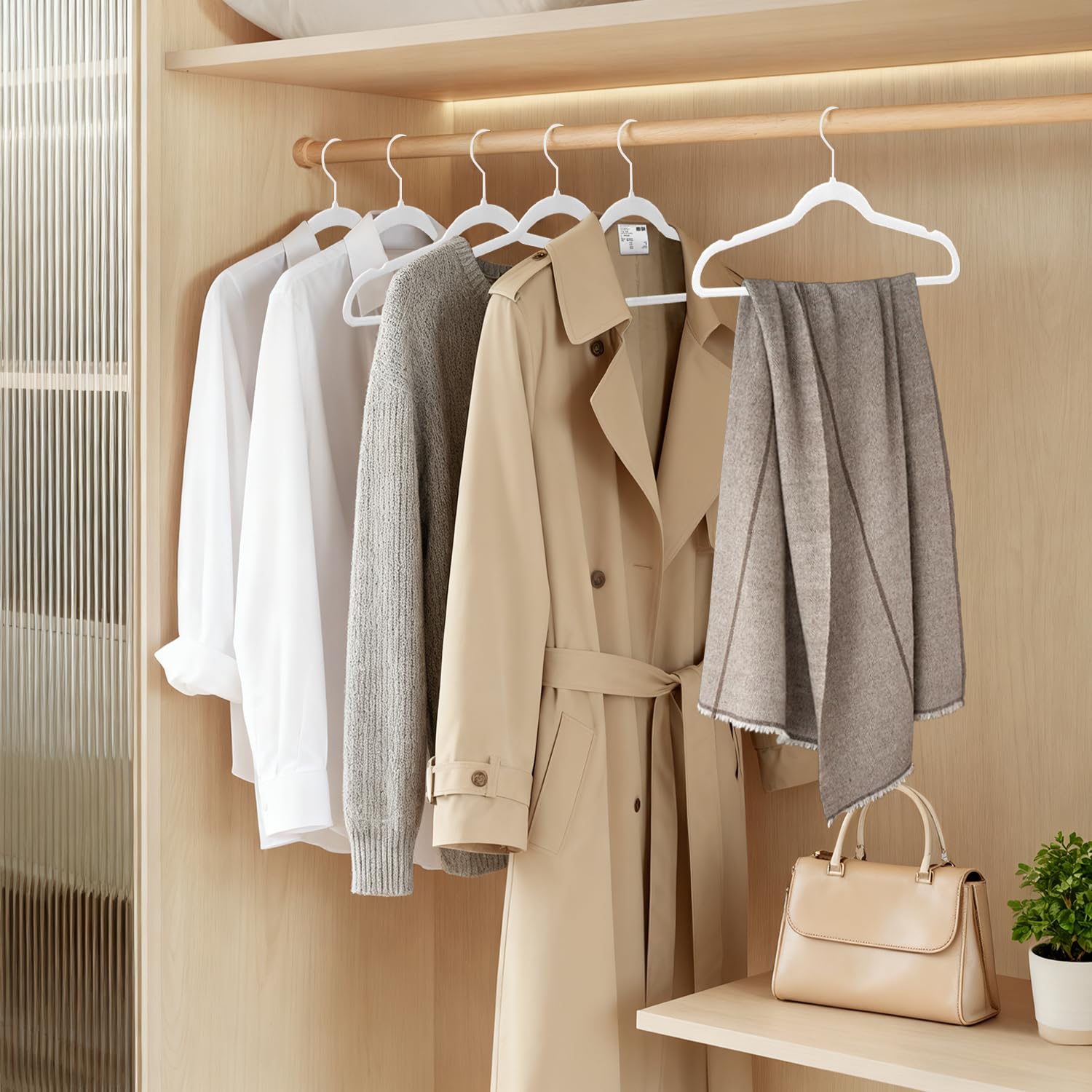 ManGotree Lot de 22 cintres en velours blanc avec crochet pivotant à 360° - Cintres antidérapants en feutre pour costumes, vestes, pulls, chemises, robes, pantalons