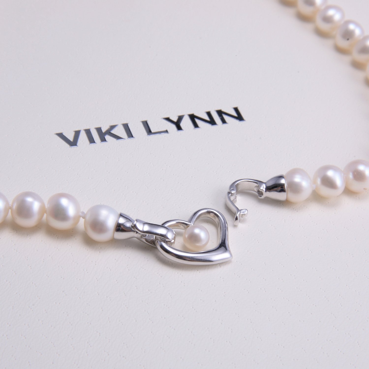 Perlen-Halskette mit Herz-Anhänger von Viki Lynn. Damenschmuck. Weiße Perlen Klasse AAA. In 3 Arten zu tragen. Geschenkidee für Muttertag oder Hochzeit.