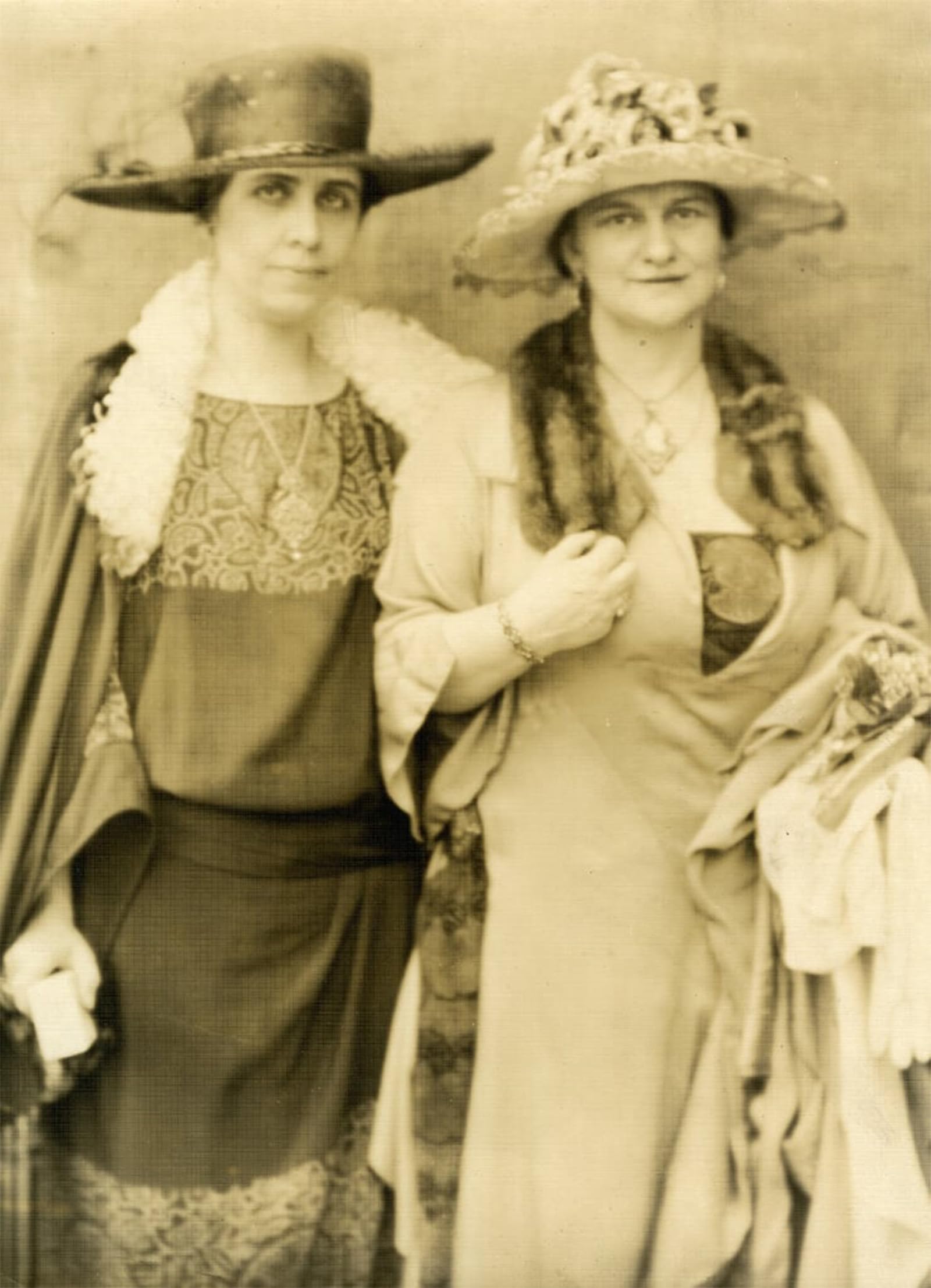 POSTERIIk Famous Animal Posters Vintage Picture Mrs Coolidge Her Friend Frances Parkinson Keyes by Jessie Tarbox Beals Modern Wall Decor for Home Decor 60x90cm