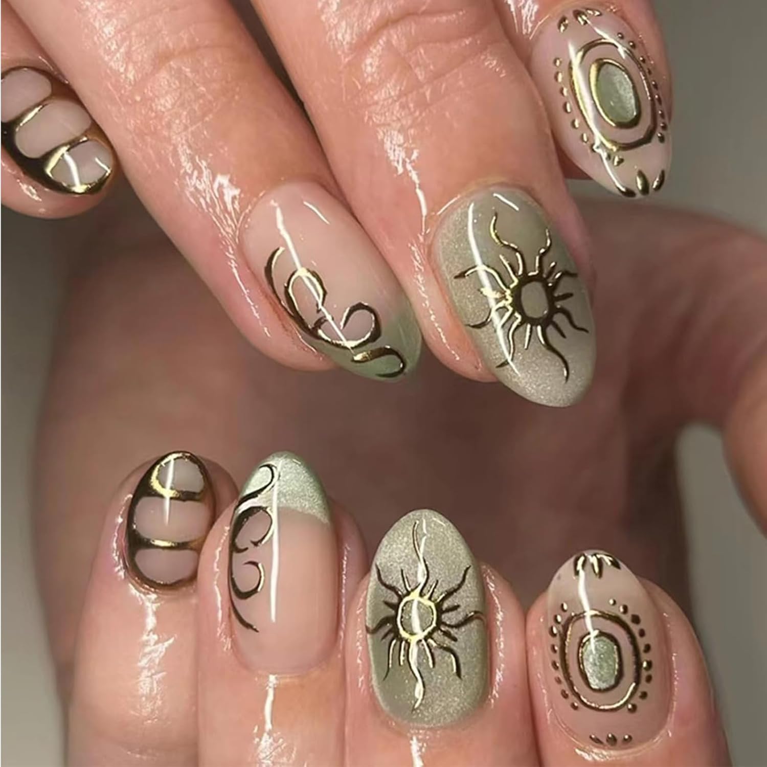 Auiremrti 24 stuks Press On Nails, bling groene kunstnagels met 3D gouden zonnetotem, medium korte amandelvorm, nagels om op te plakken met jelly lijm, acryl kunstnagels