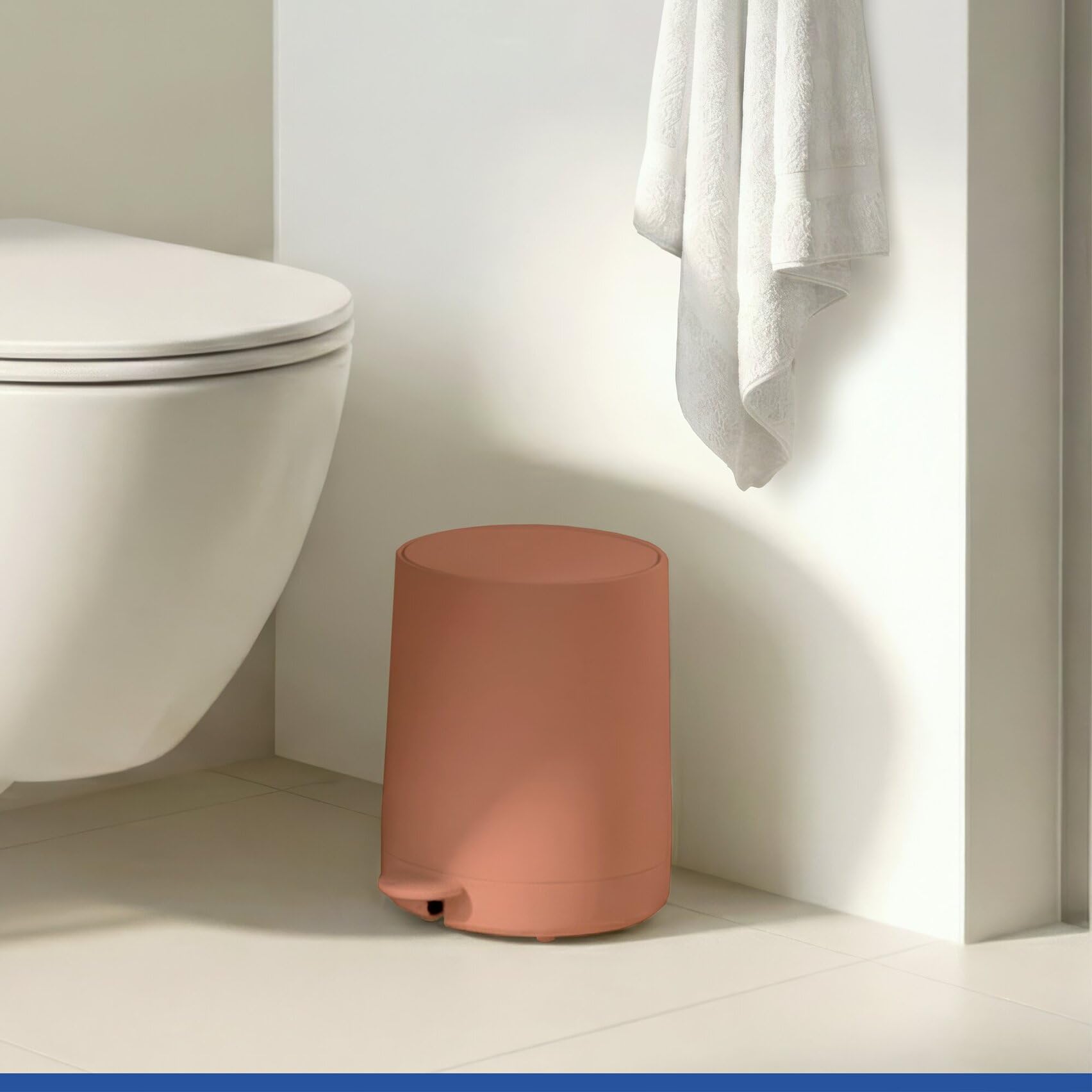 WENKO Kosmetik Treteimer Mod. Fablo aus Kunststoff, Soft-Touch-Beschichtung, Bad-Mülleimer 5 L, Abfalleimer mit Easy-Close Absenkautomatik und Einsatzbehälter, für Bad, Küche oder Büro, braun matt