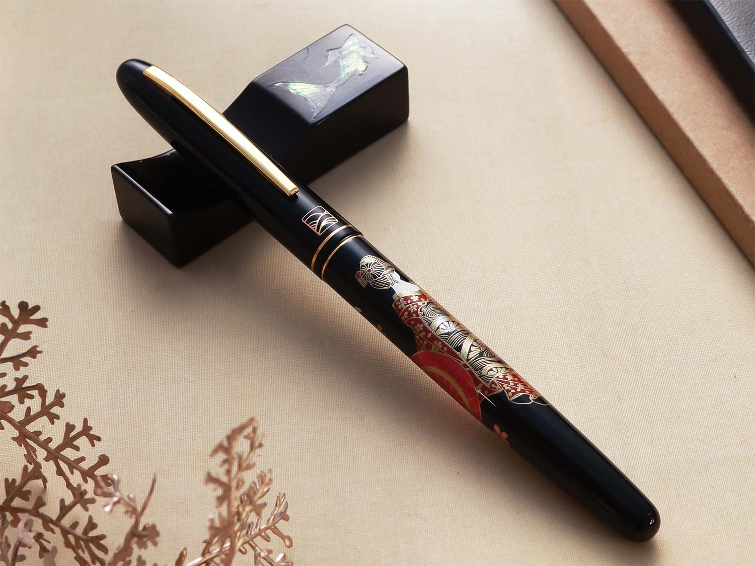 【WANCHERxKURETAKE】呉竹近代蒔絵 万年筆「華舞妓」 Amazon | WANCHER 呉竹 近代蒔絵 華舞妓 万年筆 ワンチャー限定仕様