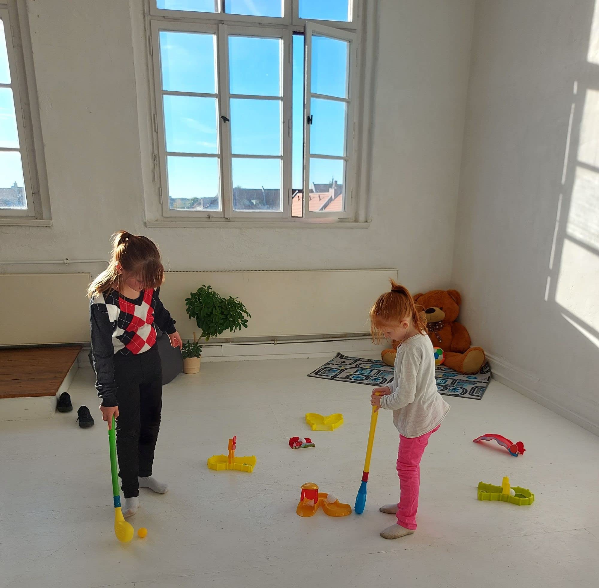 alldoro 60066 Golf de Jardin avec 11 pièces, avec 6 Obstacles, 2 Clubs XXL et 3 balles de Golf, Minigolf pour l'intérieur & l'extérieur, Plastique, pour Enfants à partir de 3 Ans