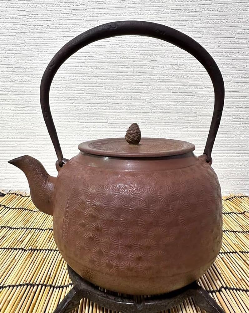 未使用、長期保管品　南部鴻栄堂造　１８型　松葉文様　南部鉄瓶　南部鉄器　調理器具 Amazon.co.jp: 長期保管品 南部鴻栄堂造 18型 松葉文様 南部