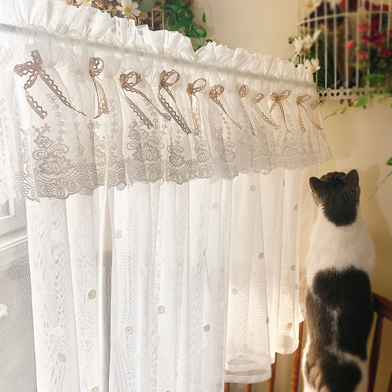 Cortinas semitransparentes de cocina y dormitorio que crean un aspecto romántico