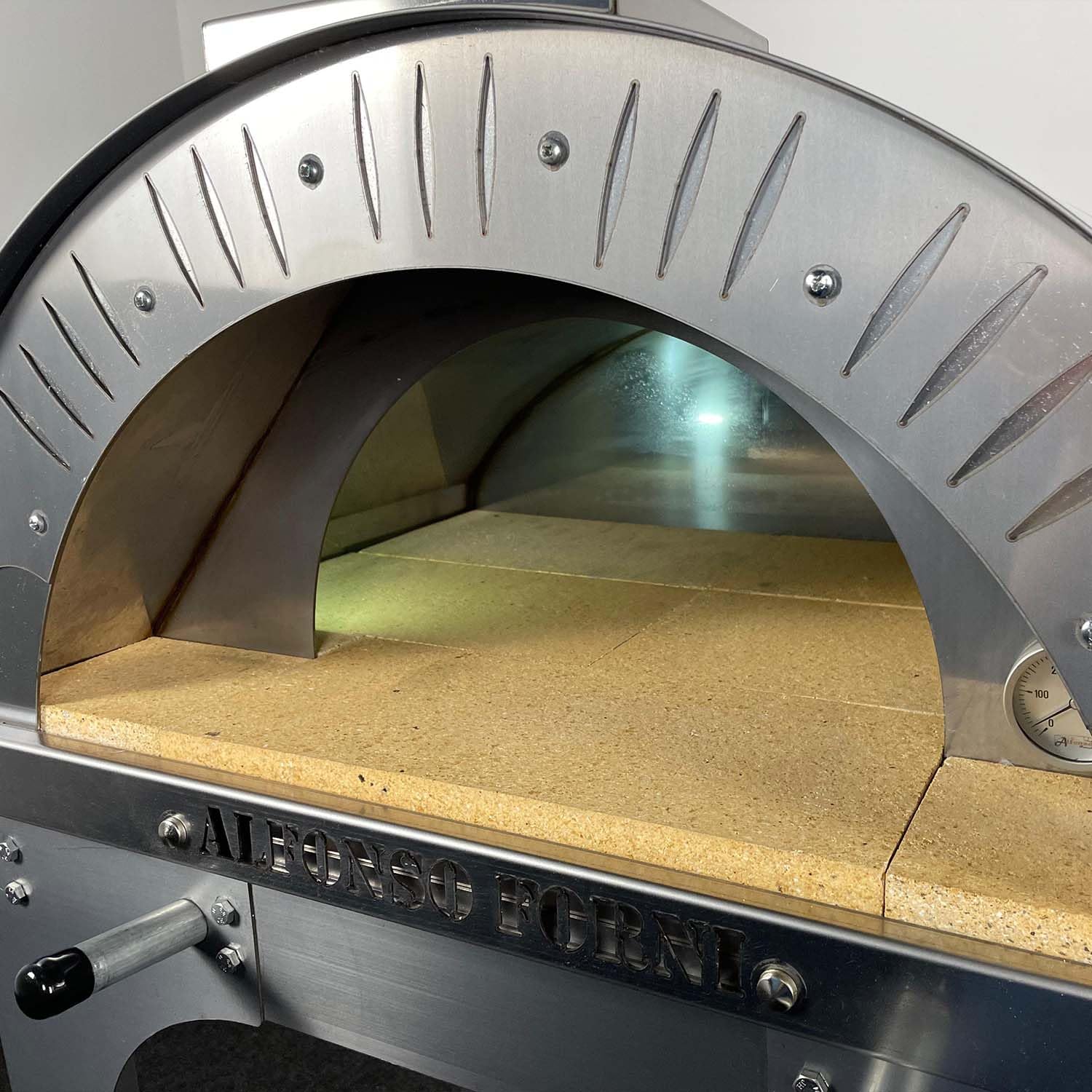 Forno a legna da esterno Per Pizza, Pane, focaccia Alfonso 2 Pizze Con Carrello Antracite, mattoni refrattari, biscotto 3 cm, portina acciaio inox e pirometro 500 gradi, cottura diretta, Made In Italy