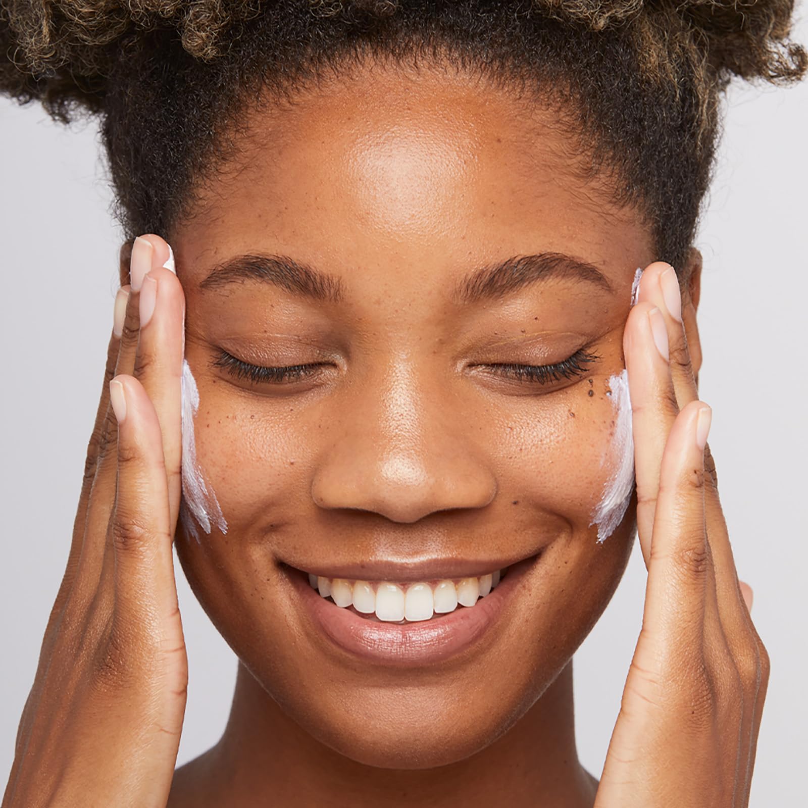 Dermalogica Invisible Physical Defence SPF30 - Trattamento da giorno leggero con protezione solare. Protegge, lenisce, nutre - adatto a tutti i tipi di pelle.